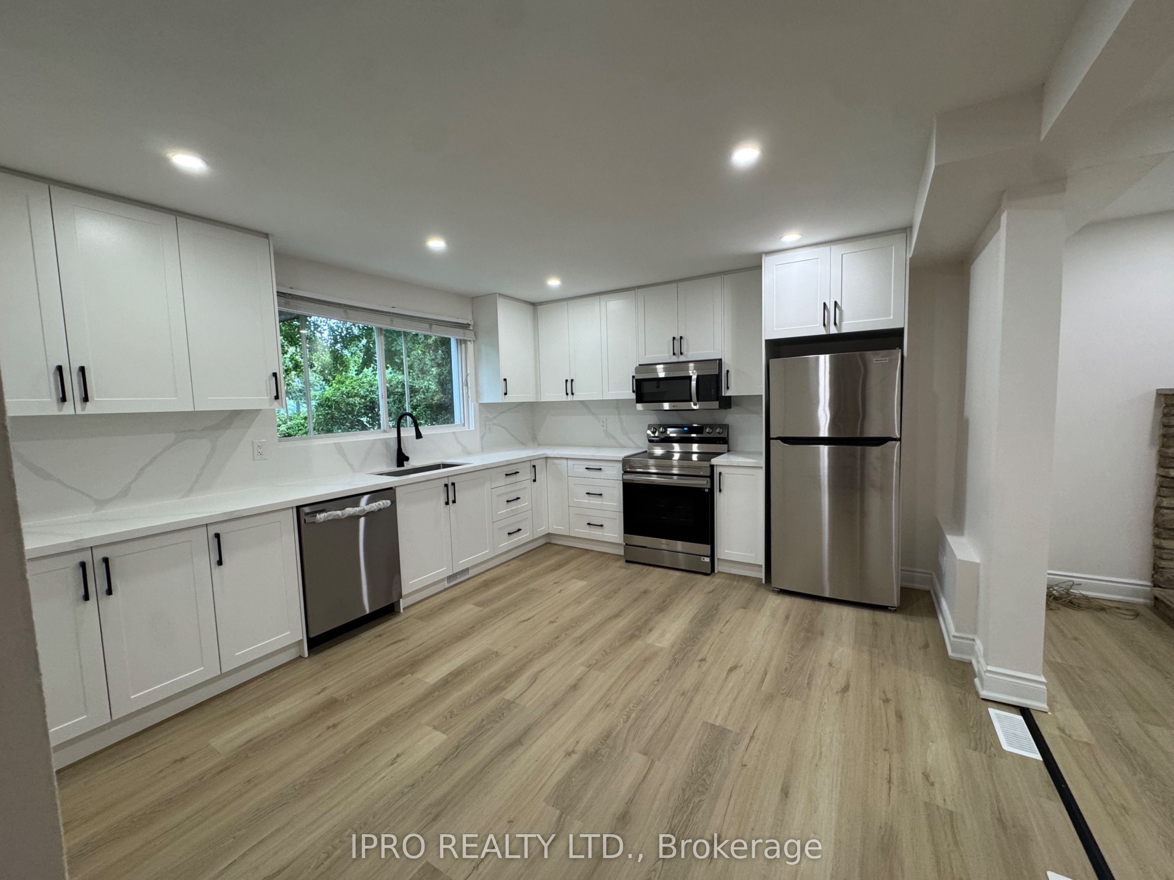 2069 Thornlea Drive S Side Second Unit Property Photo 1