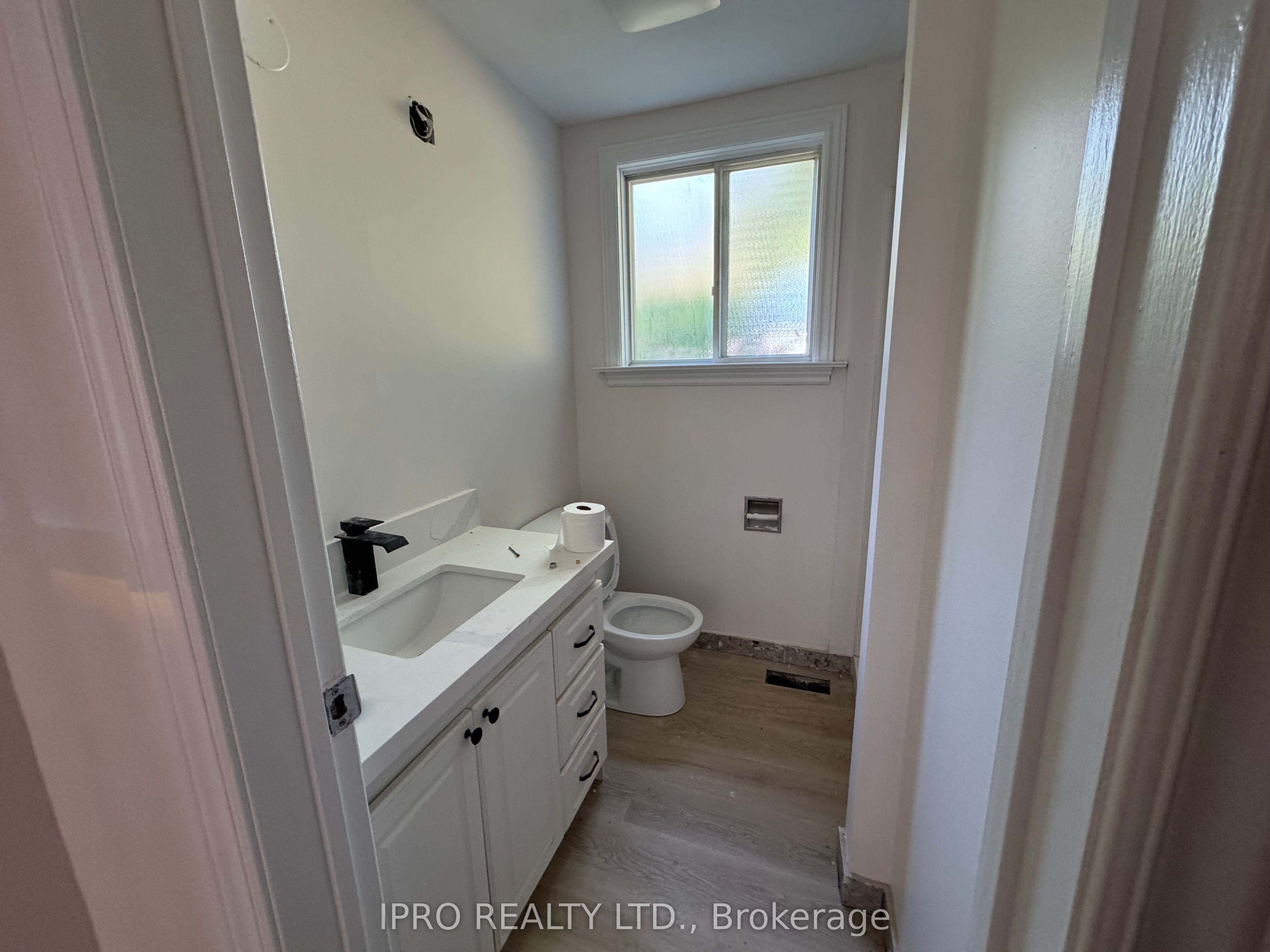 2069 Thornlea Drive S Side Second Unit Property Photo 6