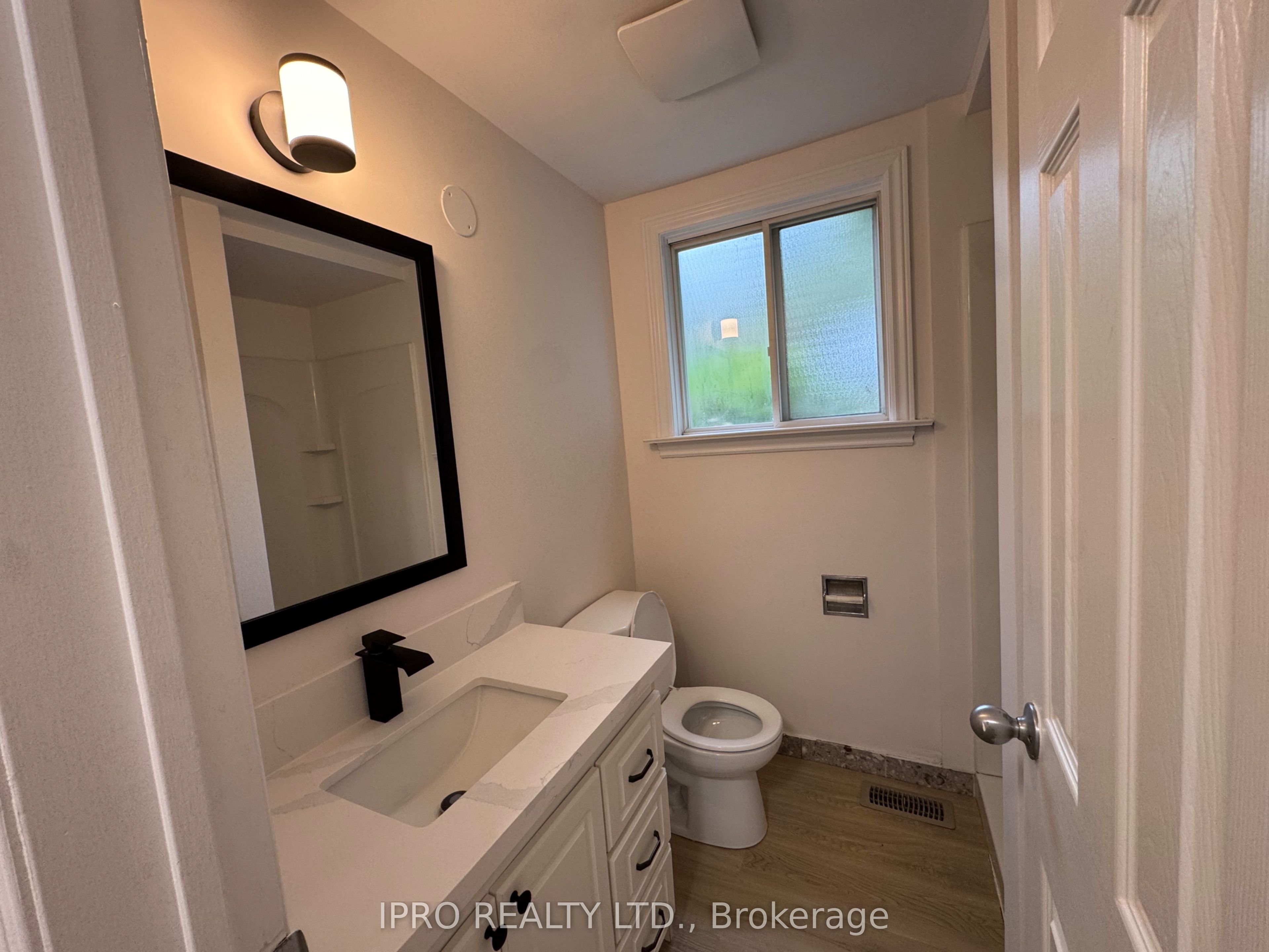 2069 Thornlea Drive S Side Second Unit Property Photo 11