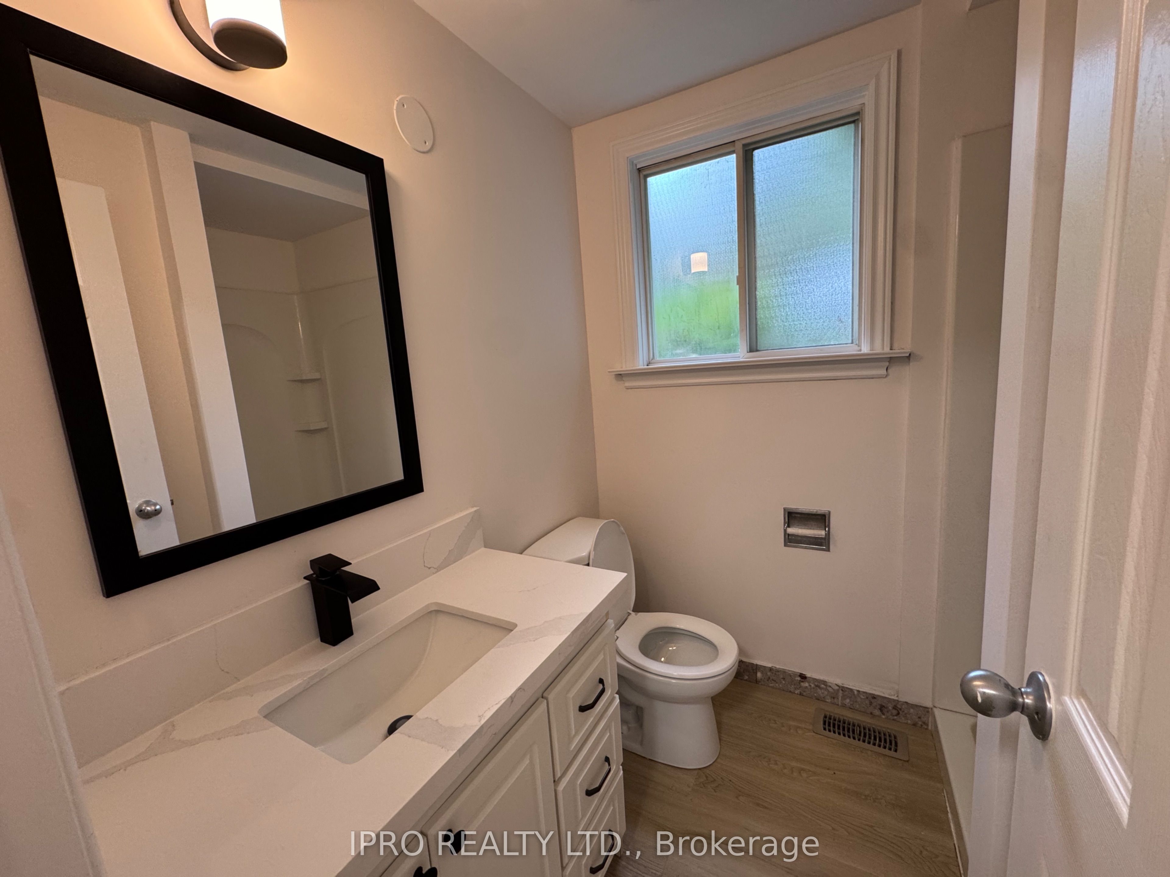 2069 Thornlea Drive S Side Second Unit Property Photo 12