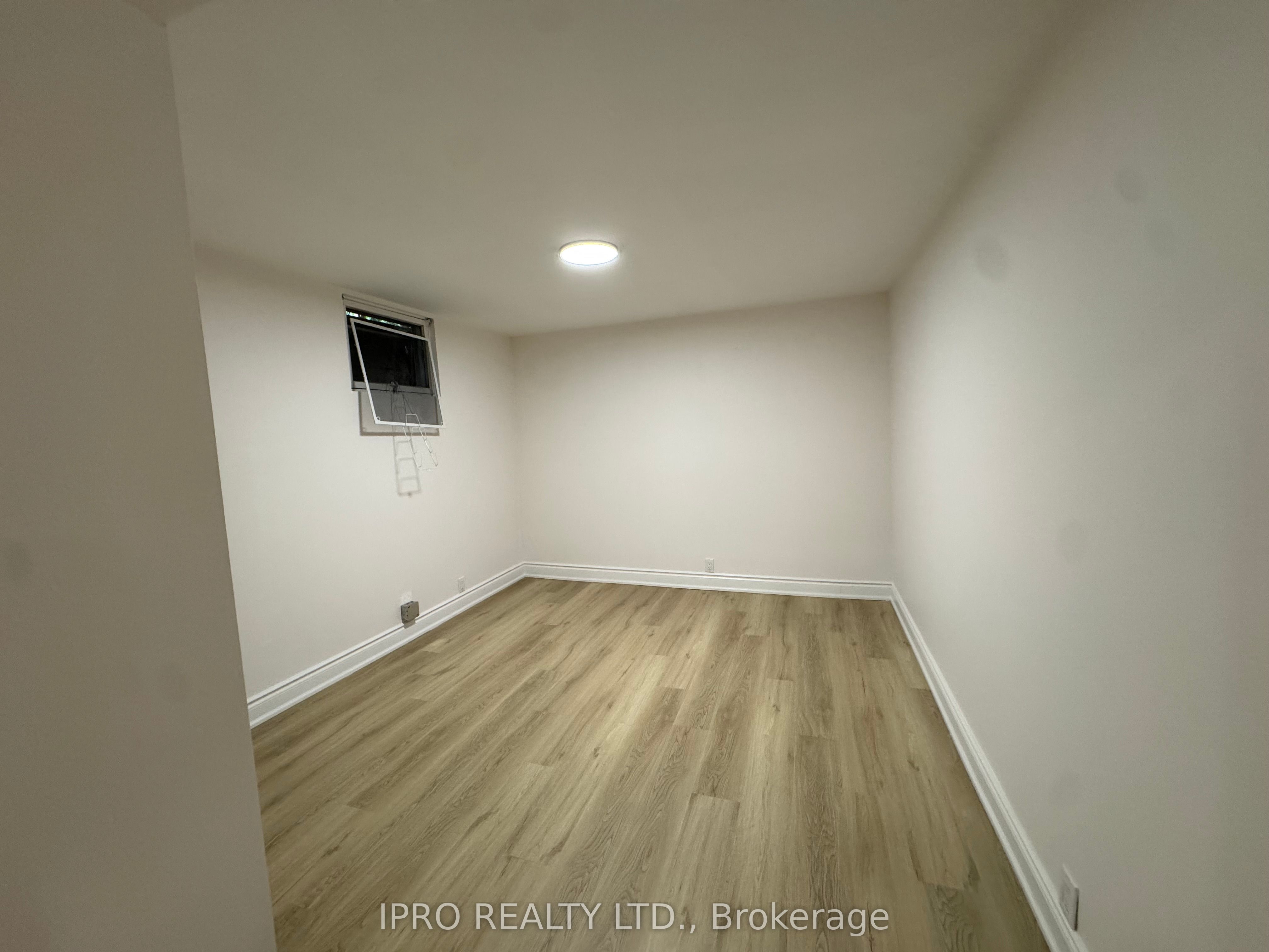 2069 Thornlea Drive S Side Second Unit Property Photo 18