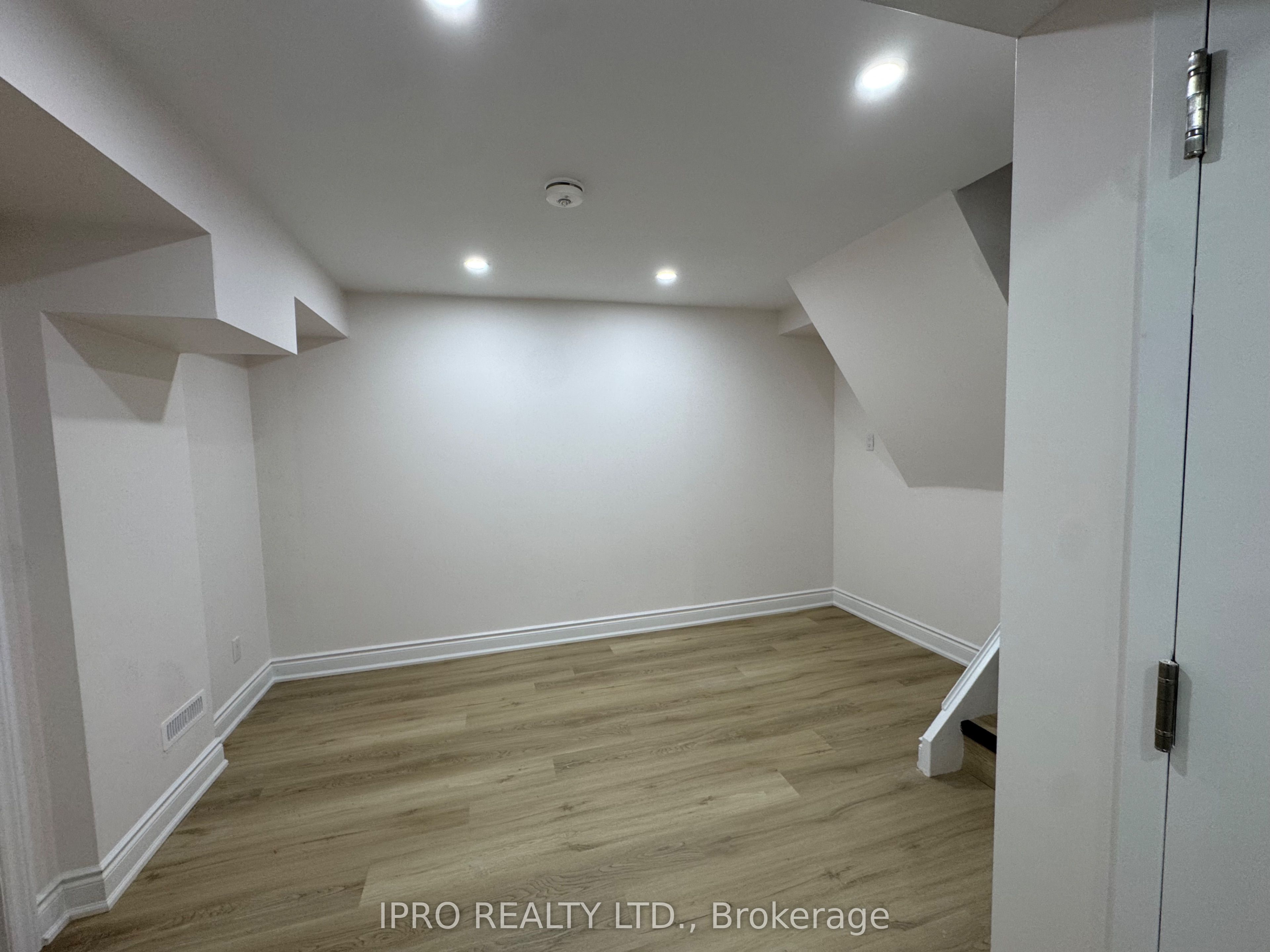 2069 Thornlea Drive S Side Second Unit Property Photo 21
