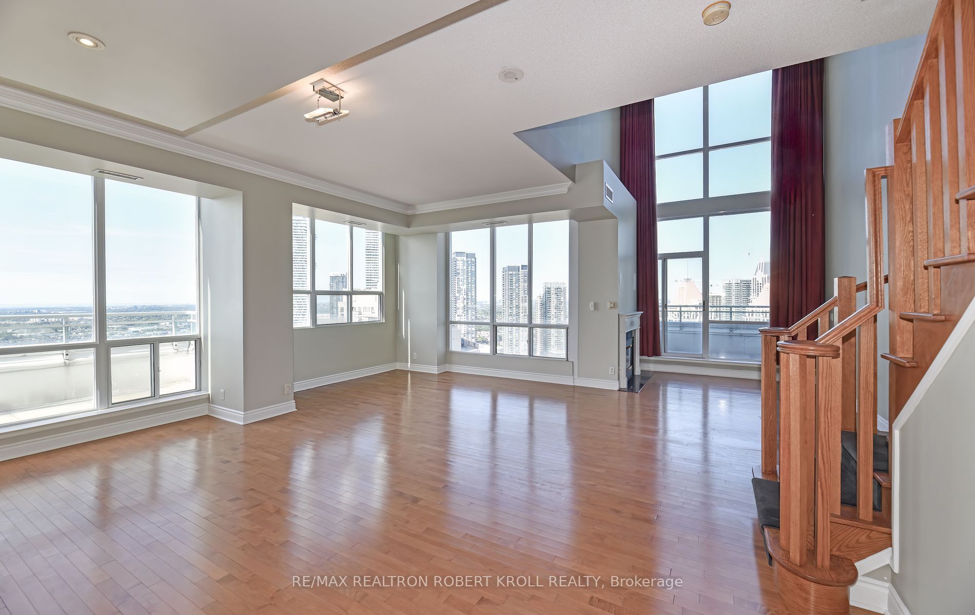 3939 Duke Of York Boulevard Ph 7 Property Photo 3