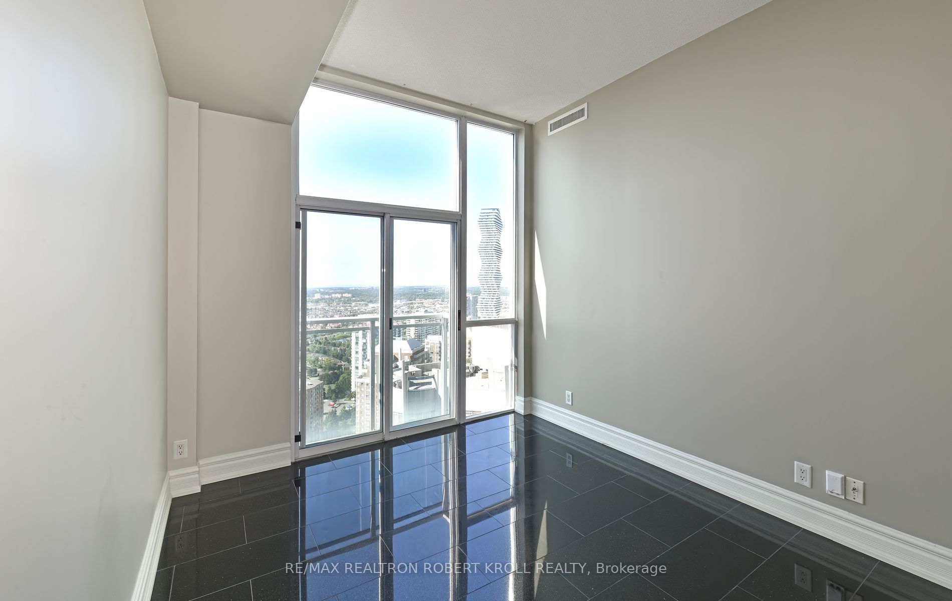 3939 Duke Of York Boulevard Ph 7 Property Photo 23