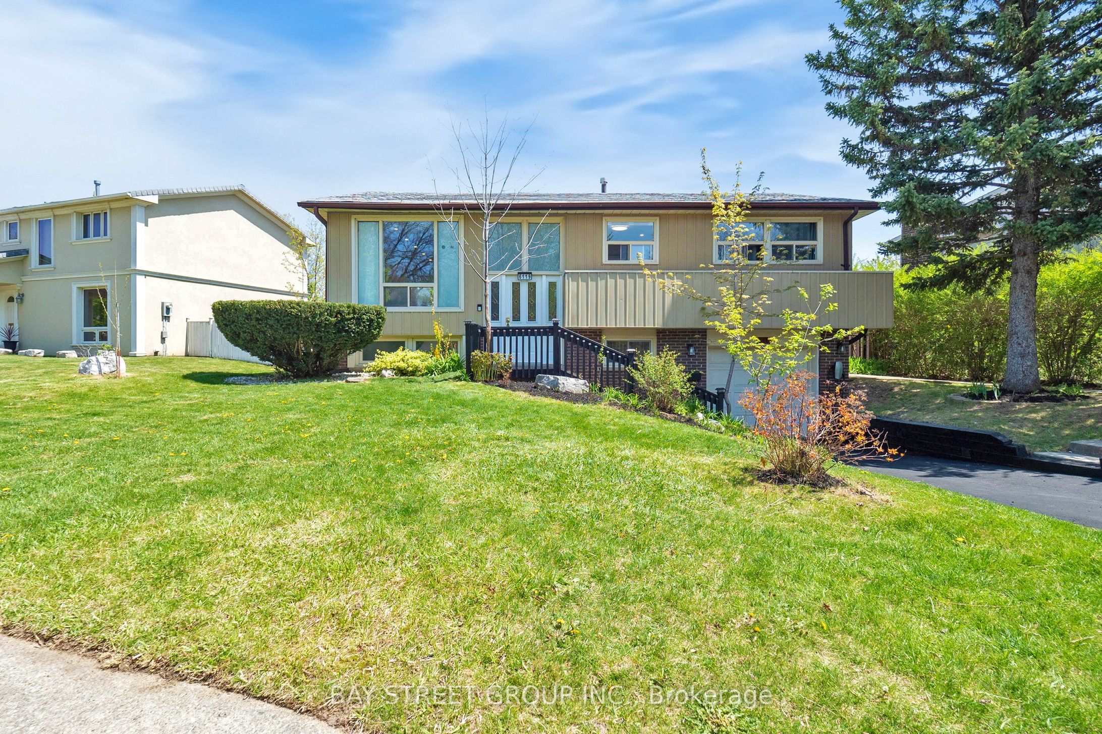 6119 Wabukayne Court Property Photo 1