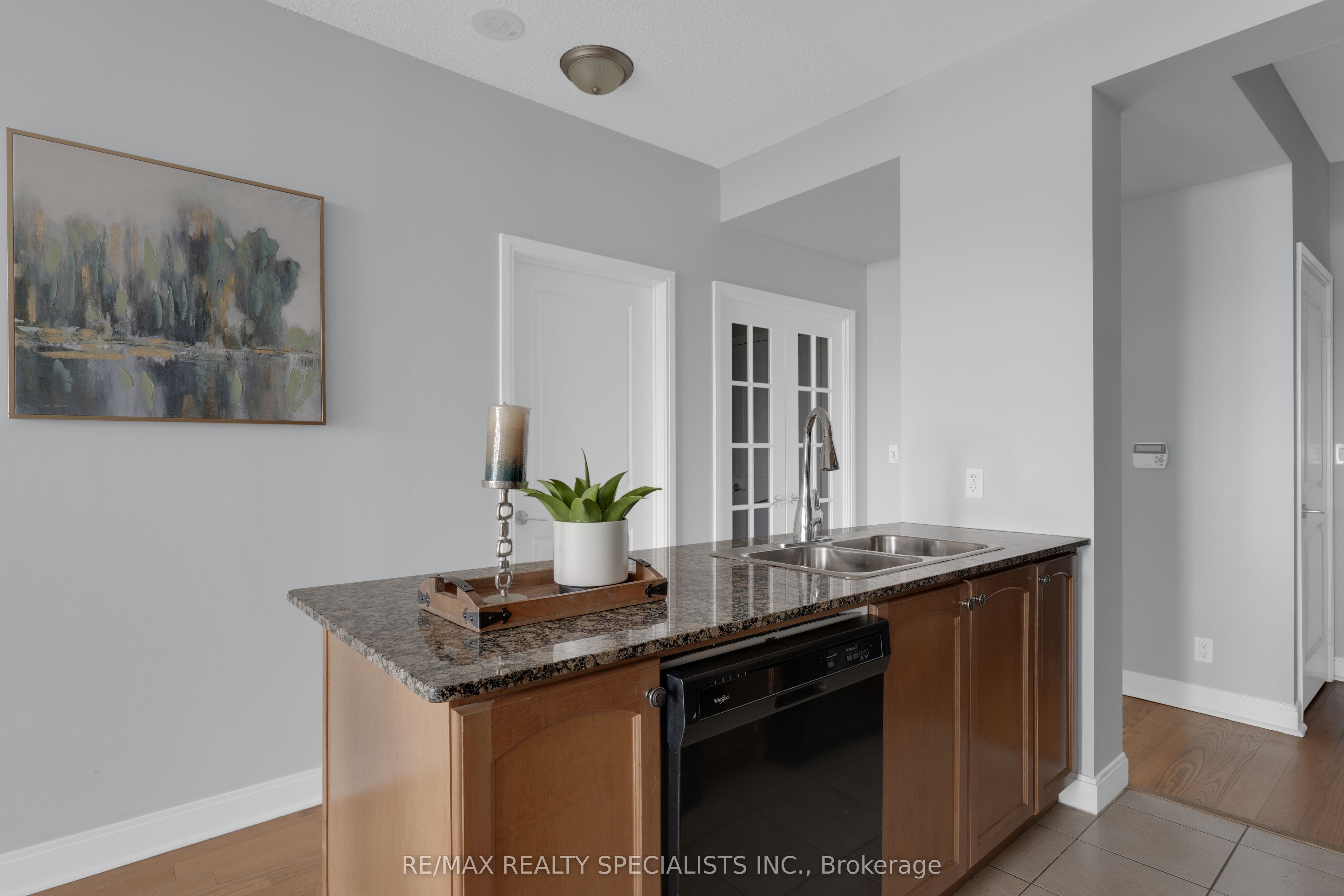 80 Absolute Avenue N 911 Property Photo 10
