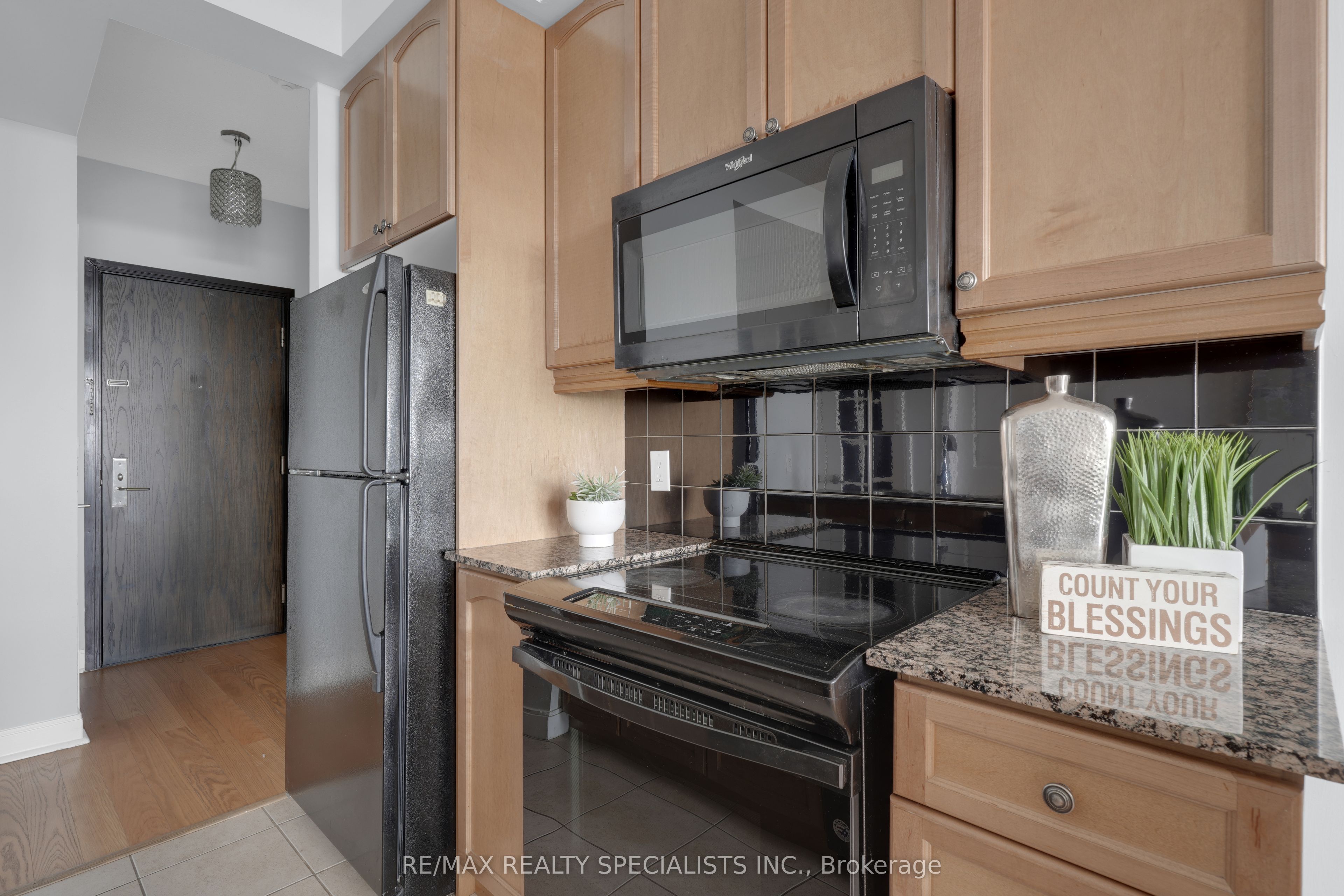 80 Absolute Avenue N 911 Property Photo 11