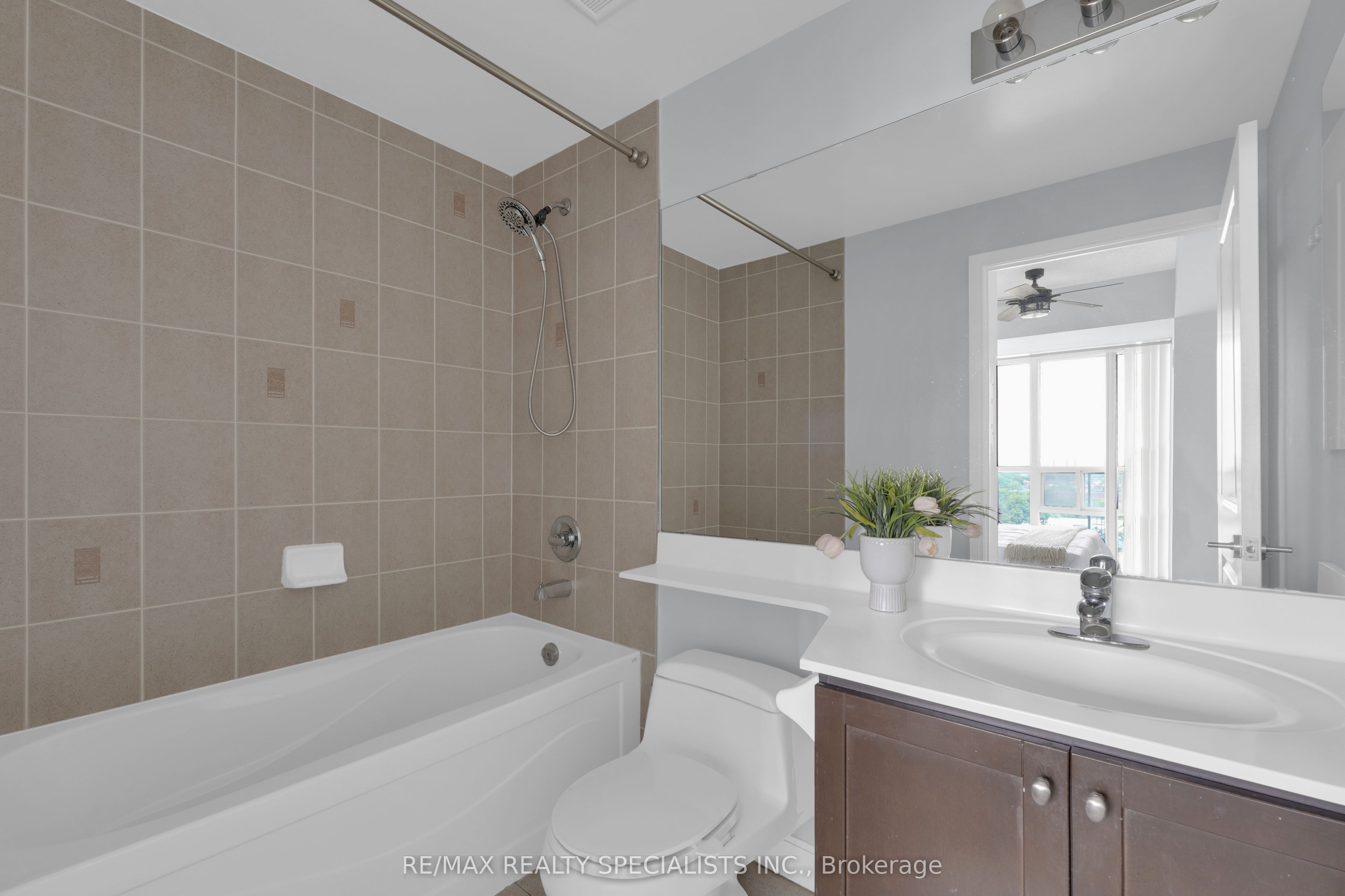 80 Absolute Avenue N 911 Property Photo 20