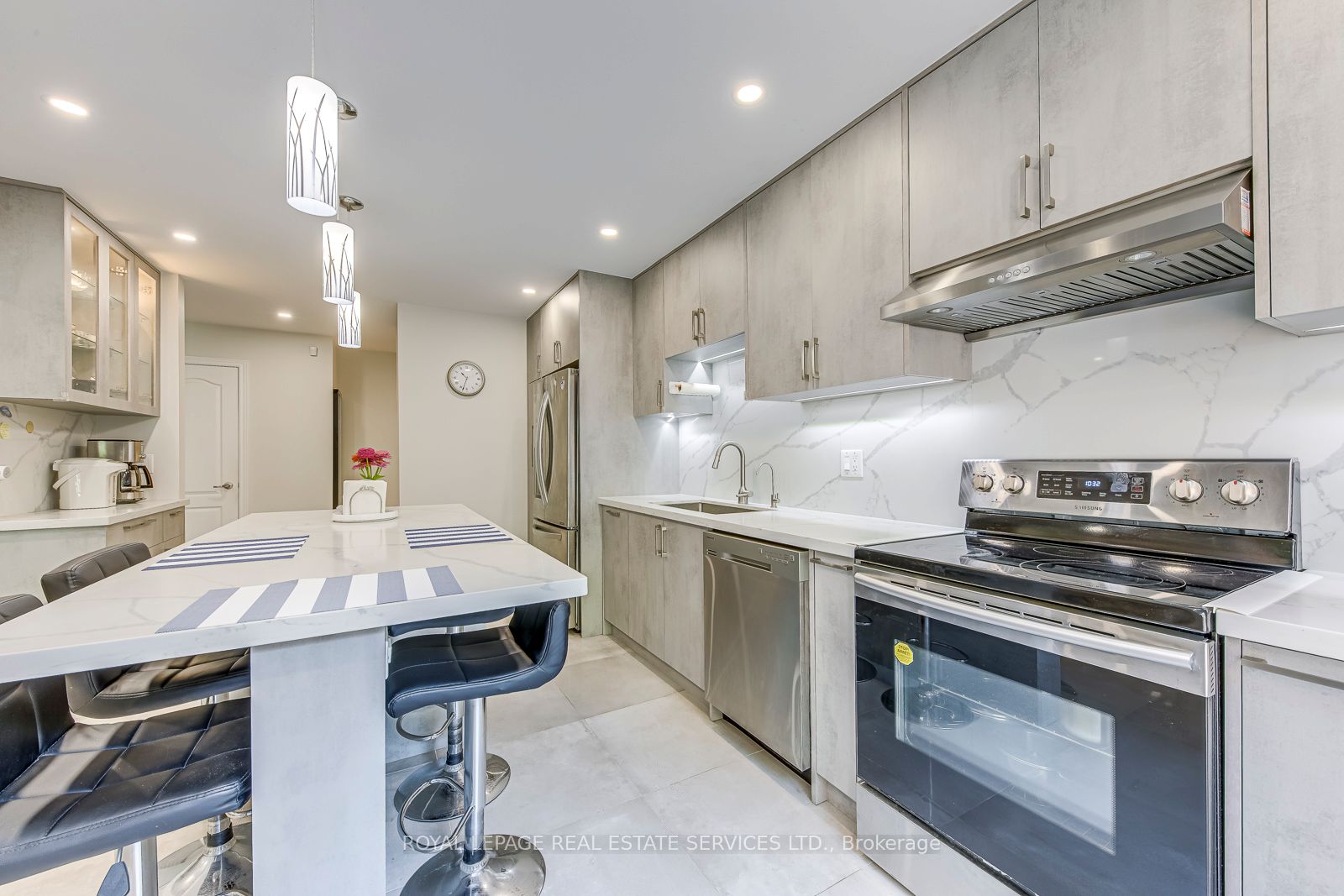 1905 Broad Hollow Gate 49 Property Photo 18