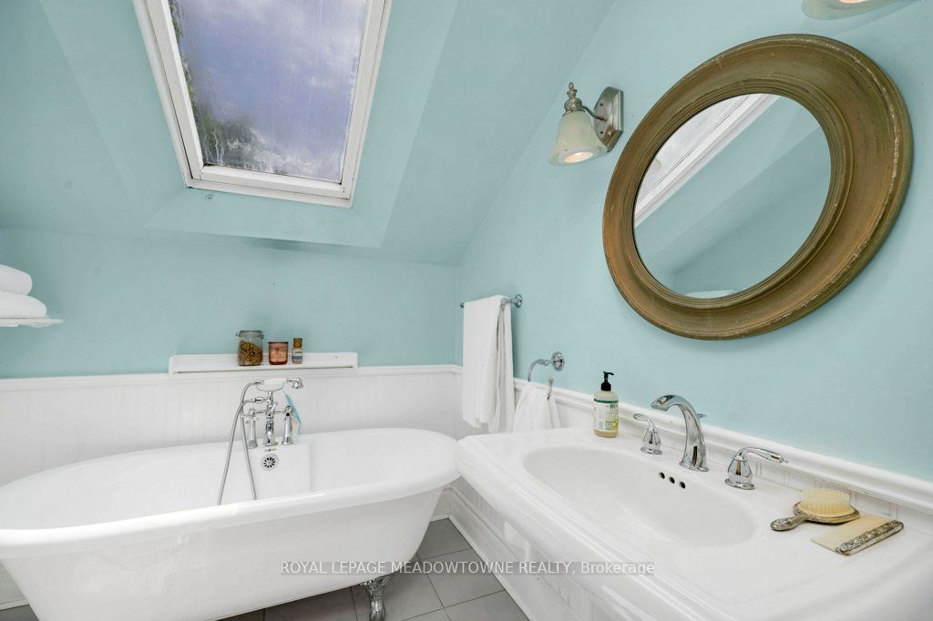 5595 25 Side Road Property Photo 36