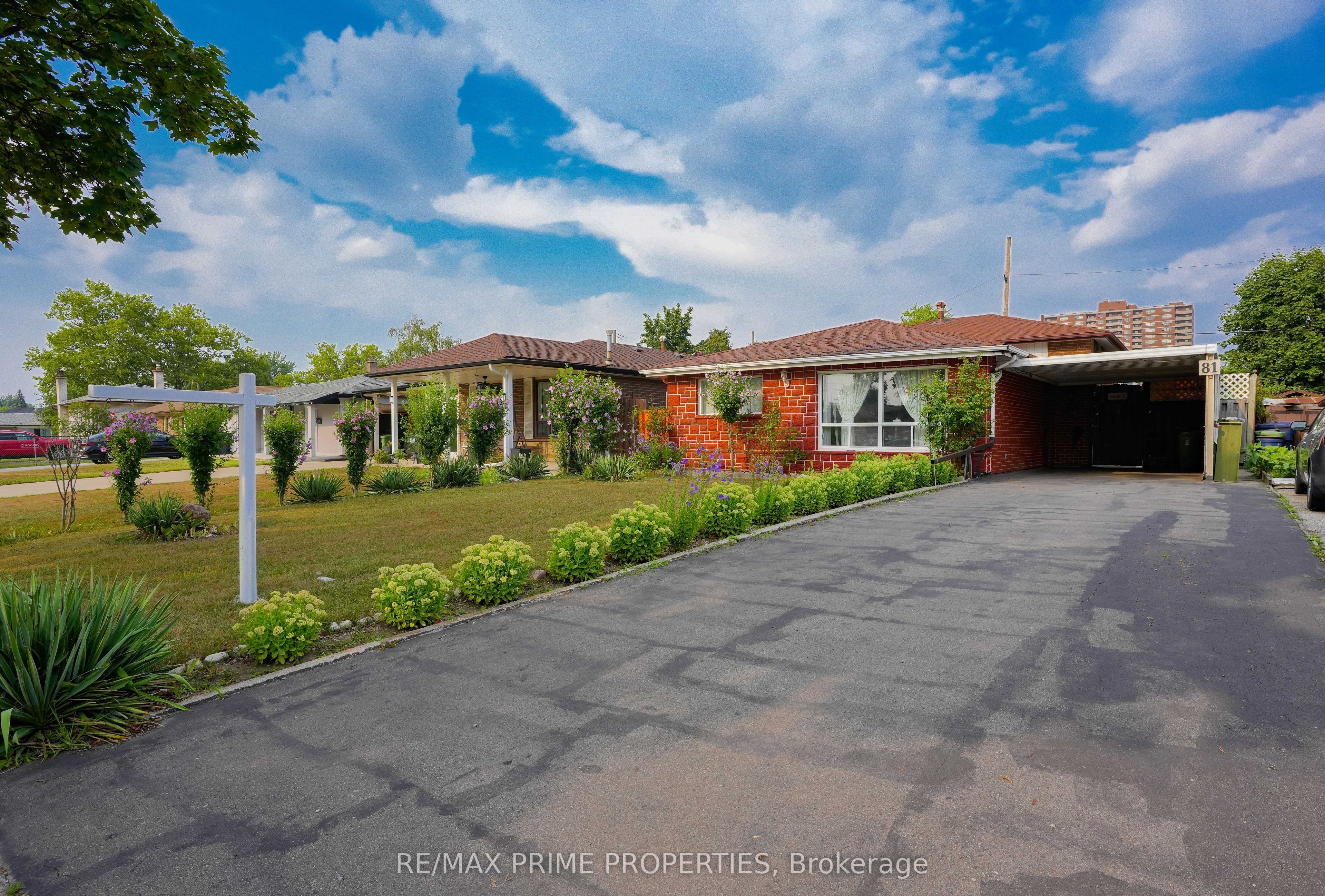 81 Silverstone Drive Property Photo 1