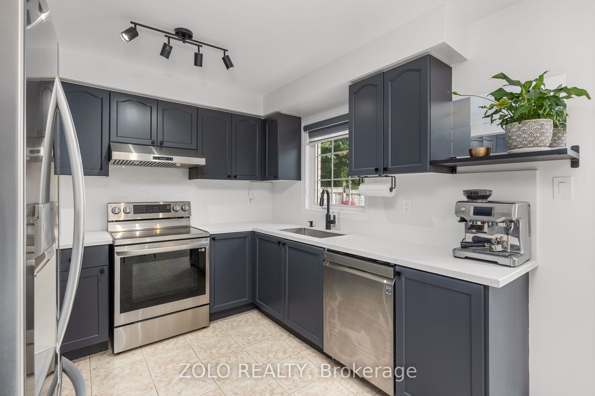 79 Crystalview Crescent S Property Photo 10