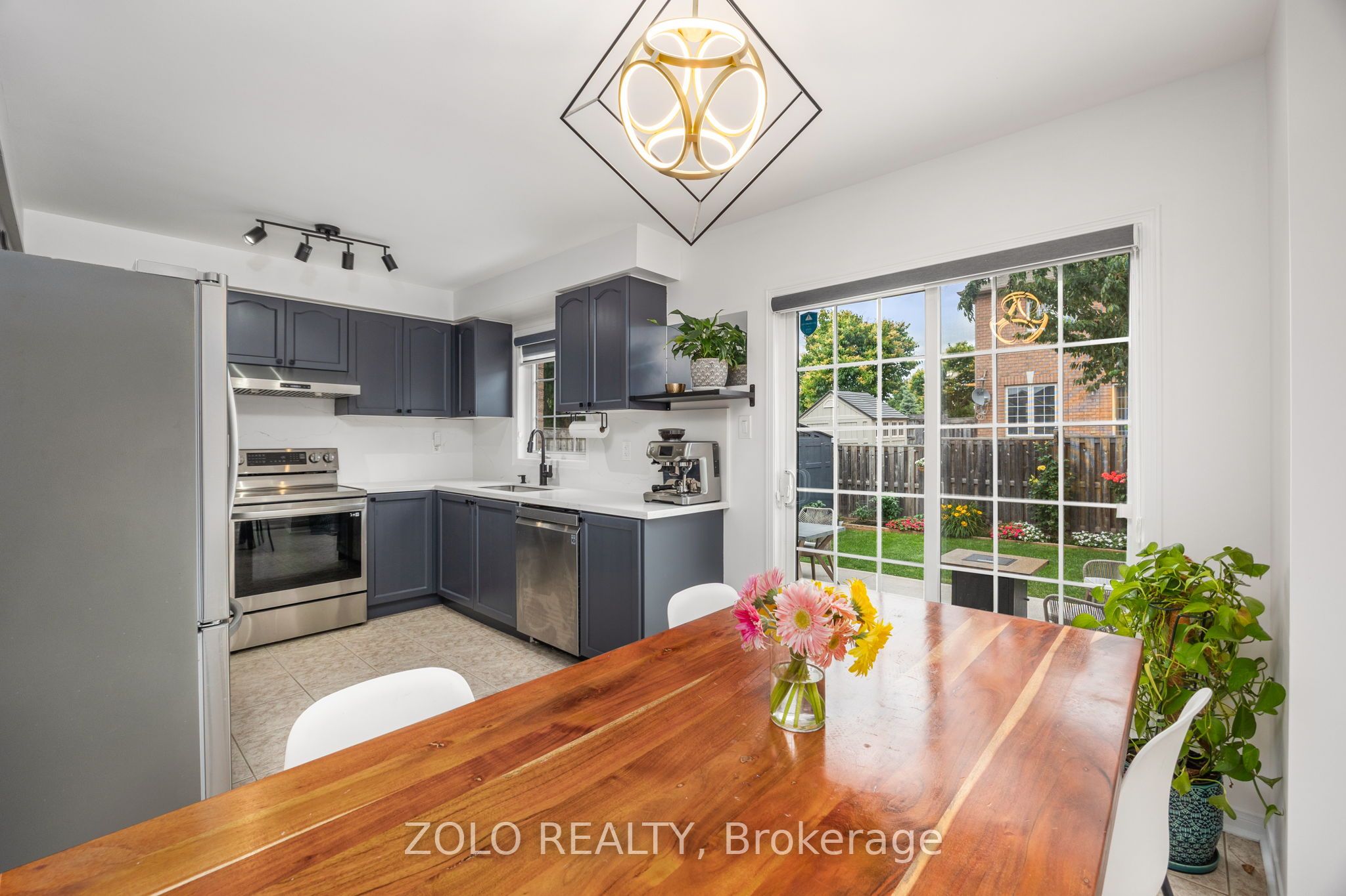 79 Crystalview Crescent S Property Photo 13