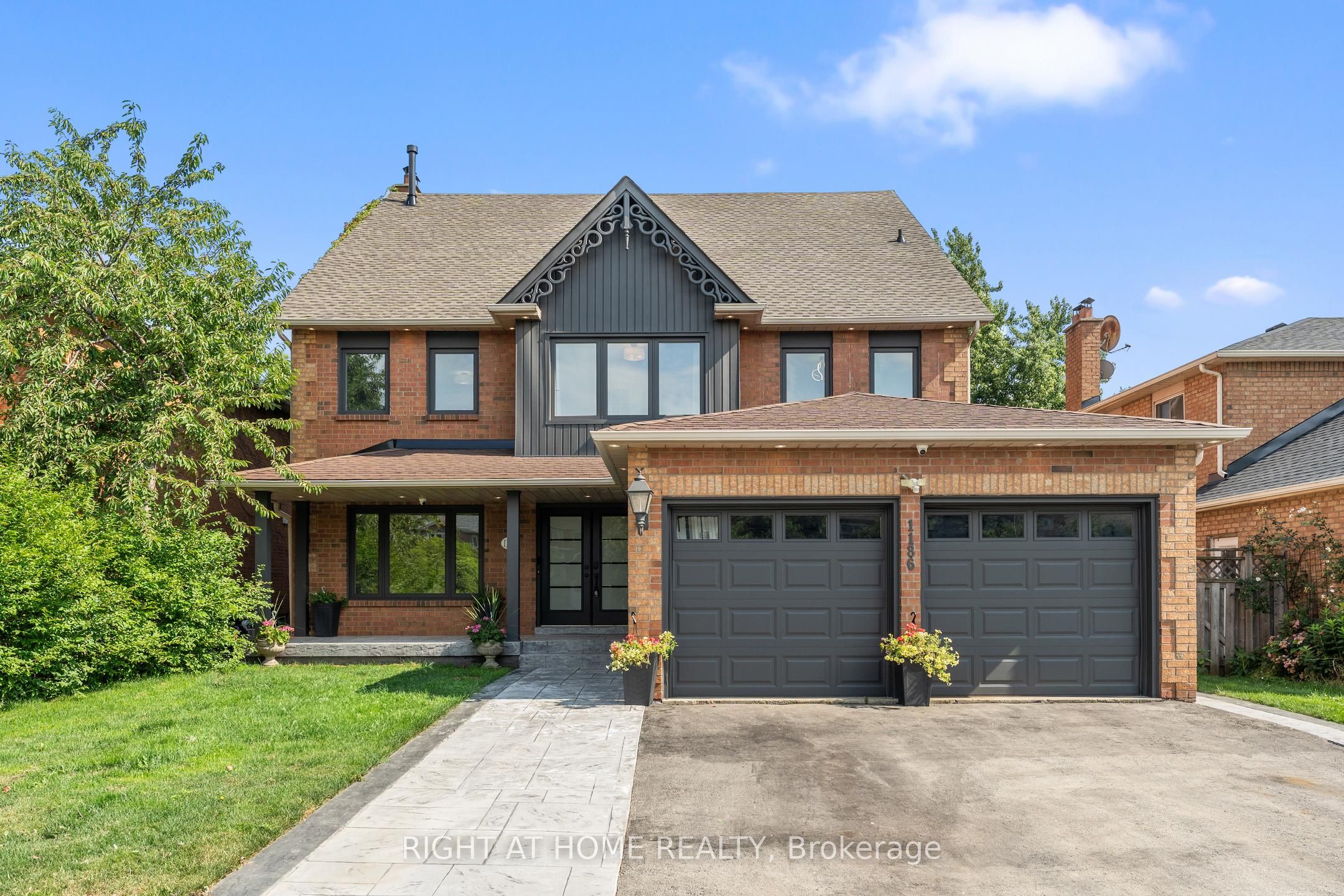 1186 Glenashton Dr Property Photo 1