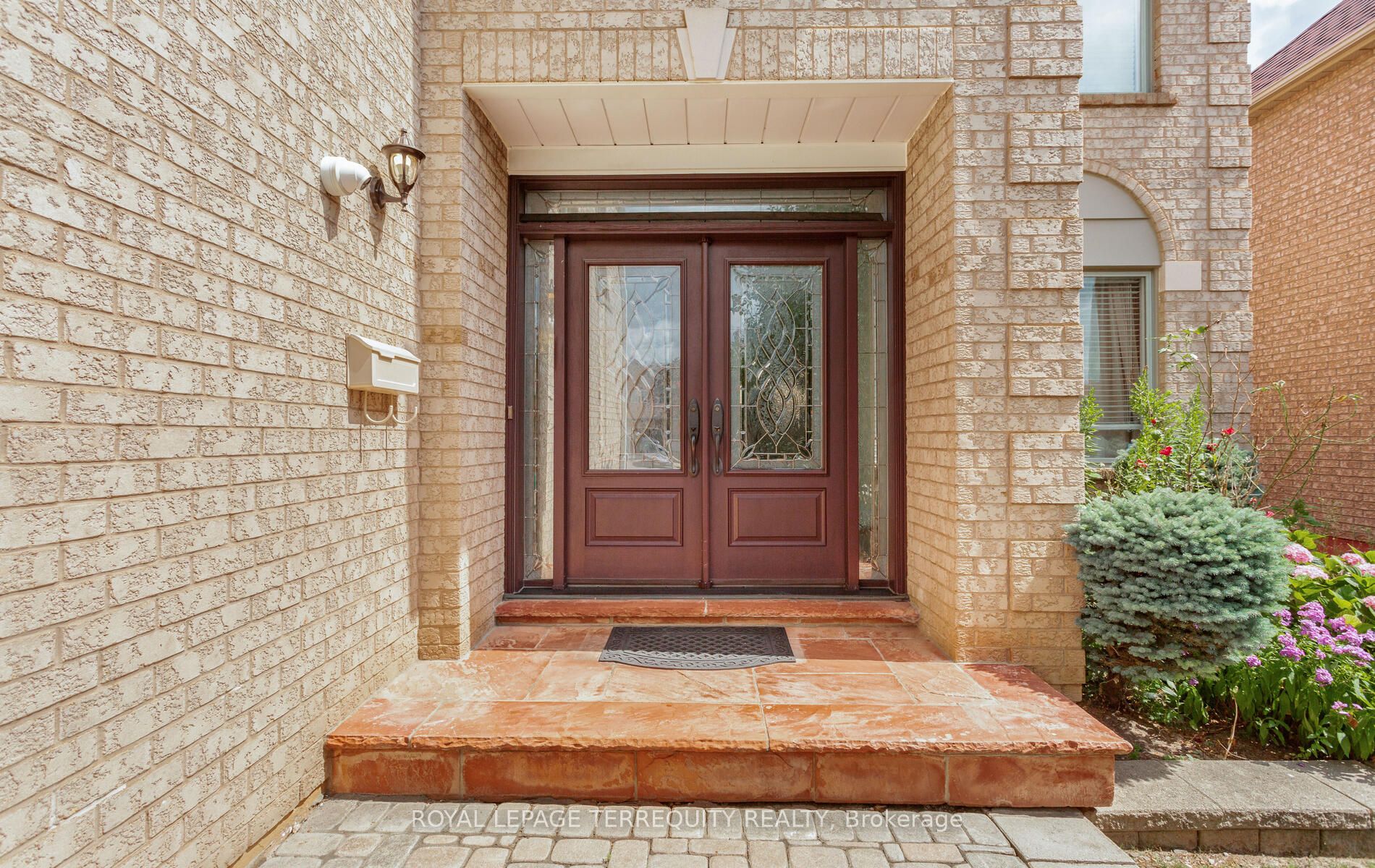 5839 Fieldon Road Property Photo 3