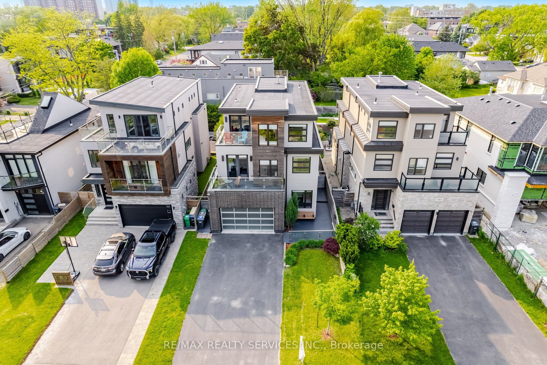 685 Montbeck Crescent Property Photo 2