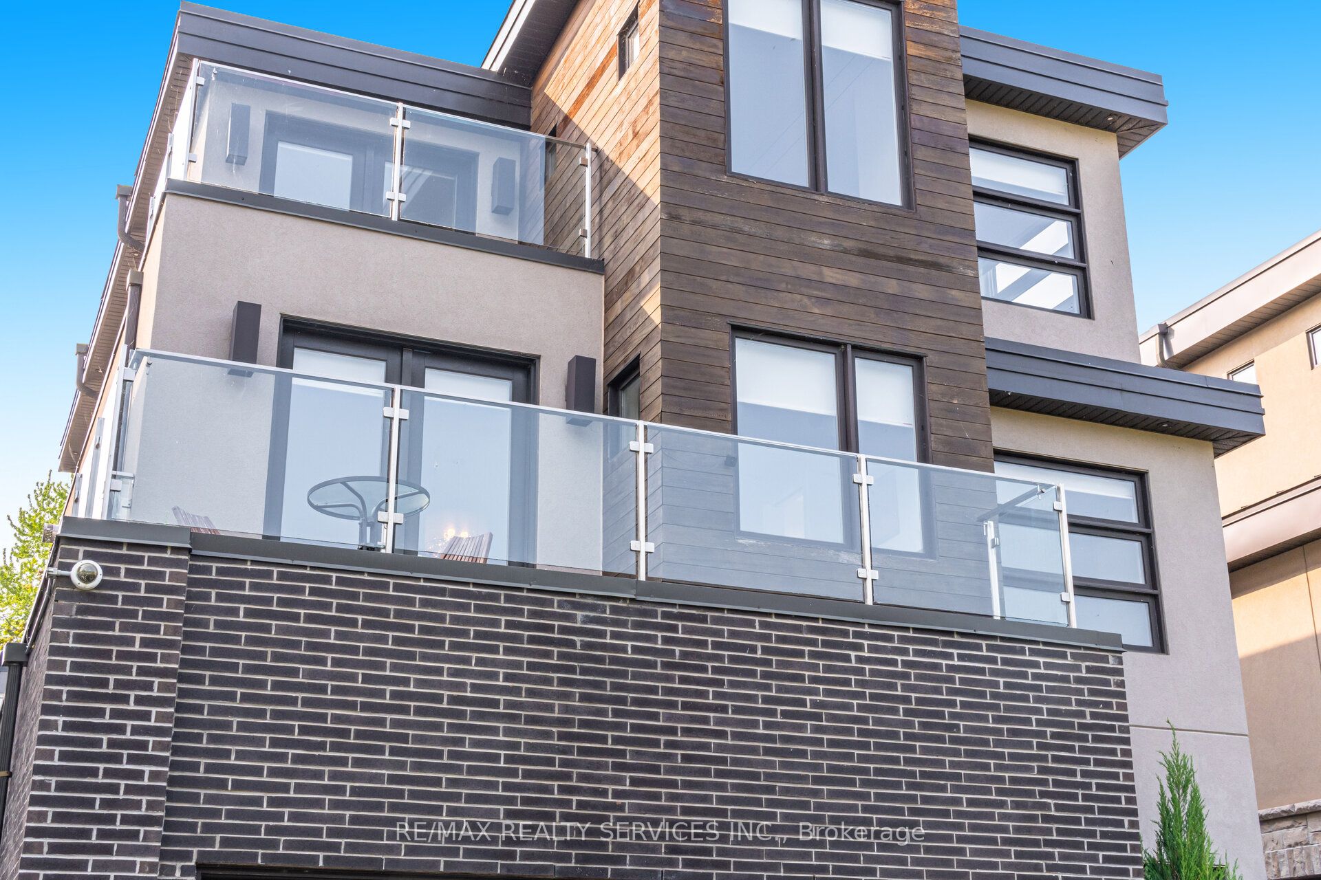 685 Montbeck Crescent Property Photo 3