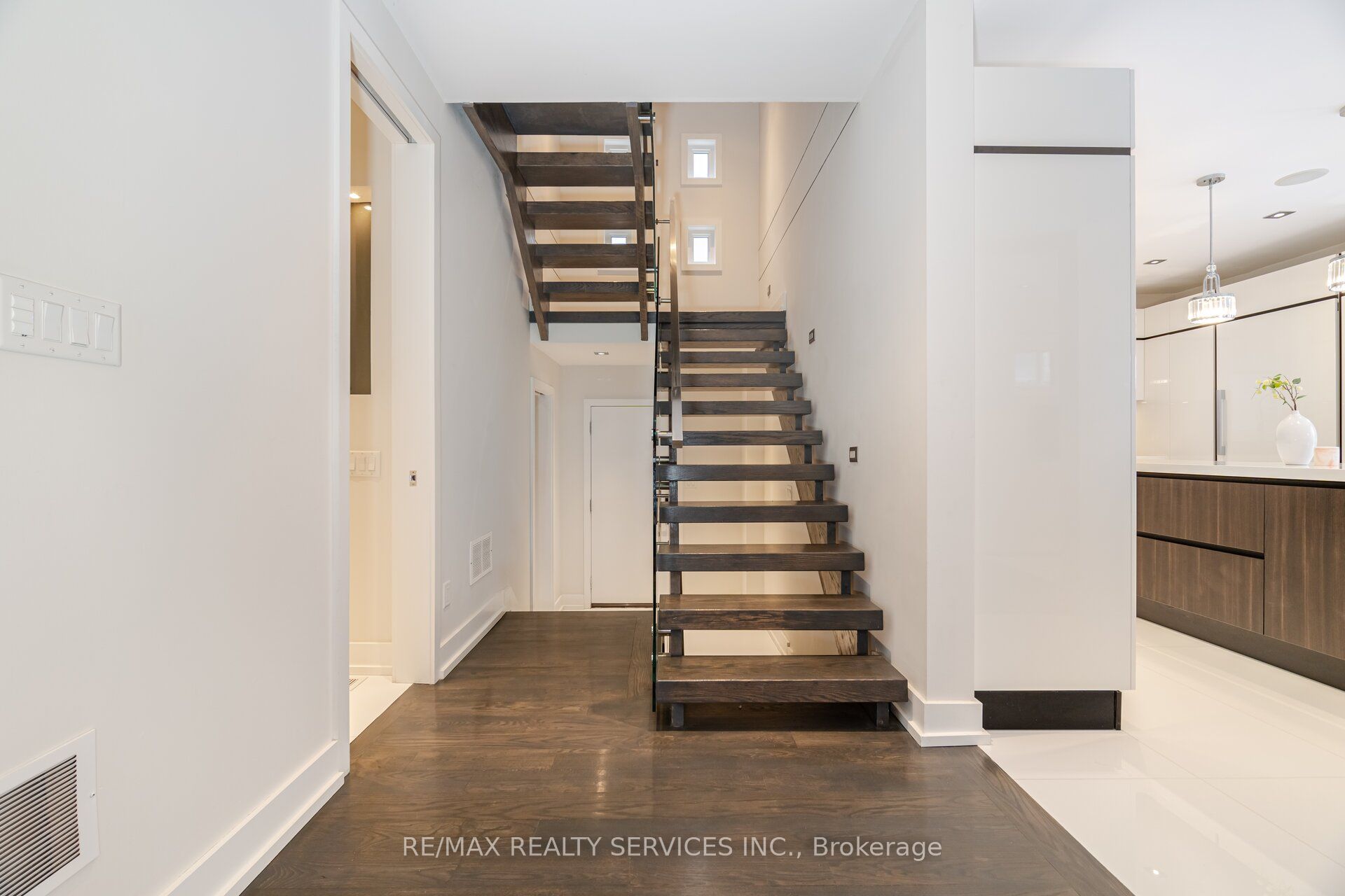 685 Montbeck Crescent Property Photo 17