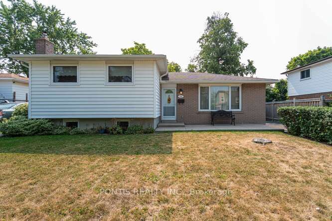 140 Folkstone Cres Property Photo 1