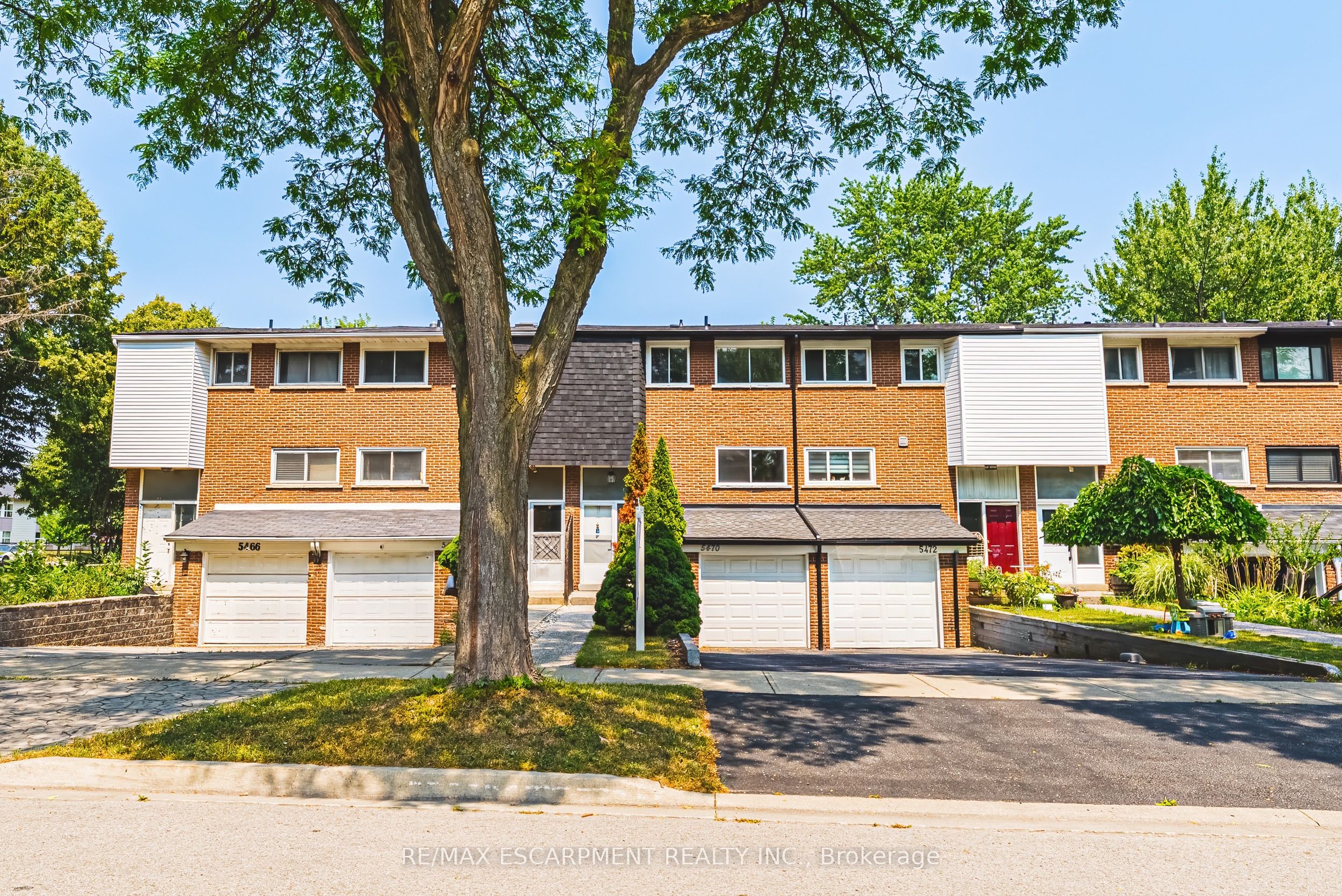 5470 Schueller Cres Property Photo 1