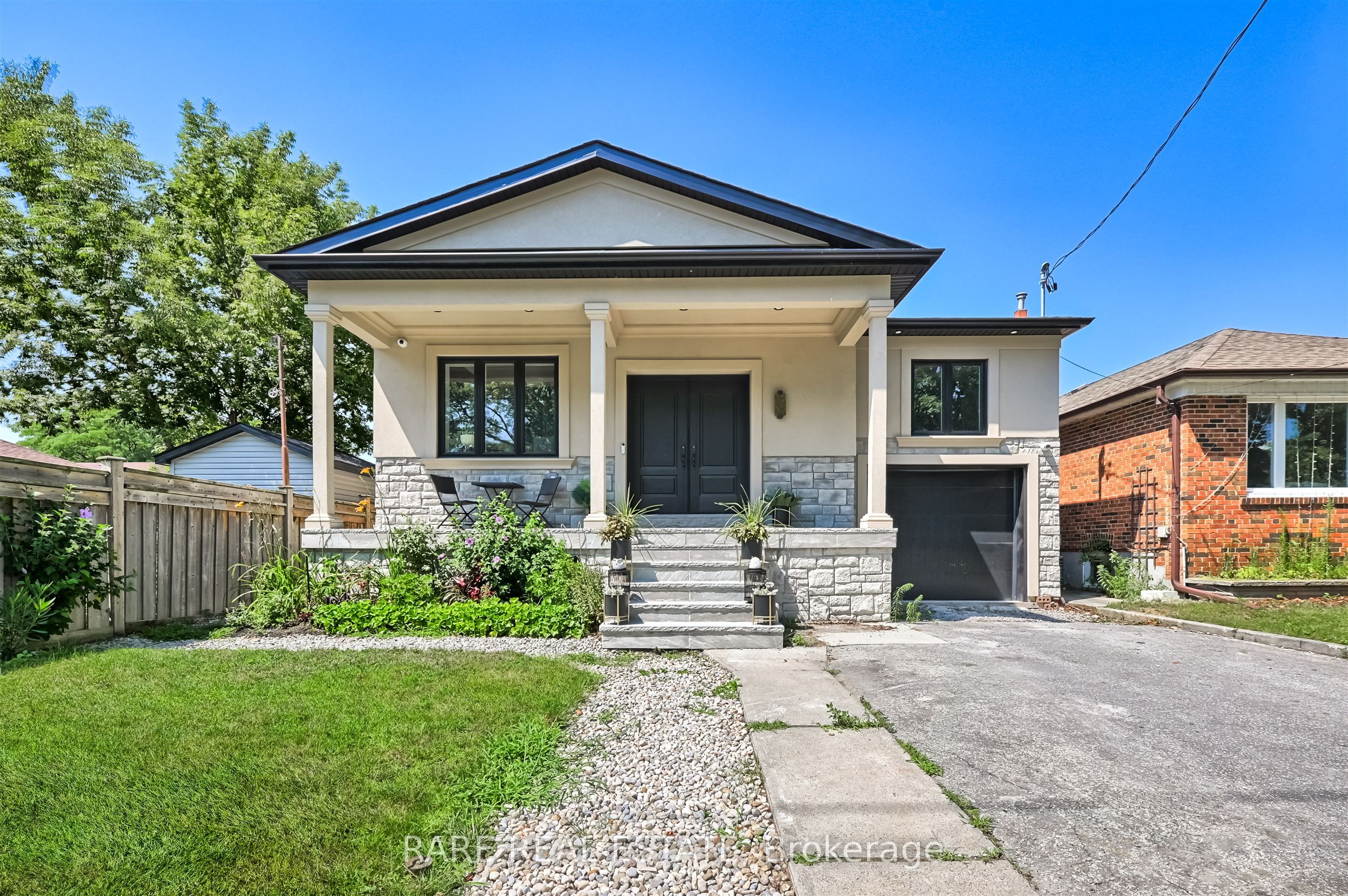 32 Bradfield Avenue W Property Photo 1