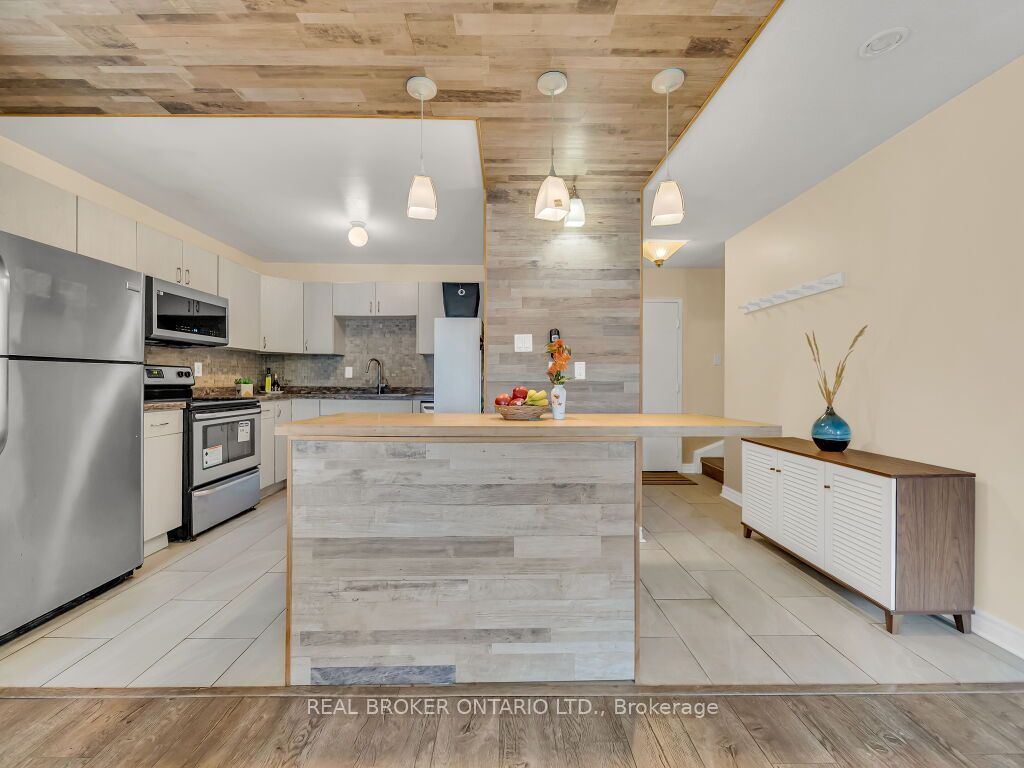 1050 Falgarwood Dr Property Photo 1