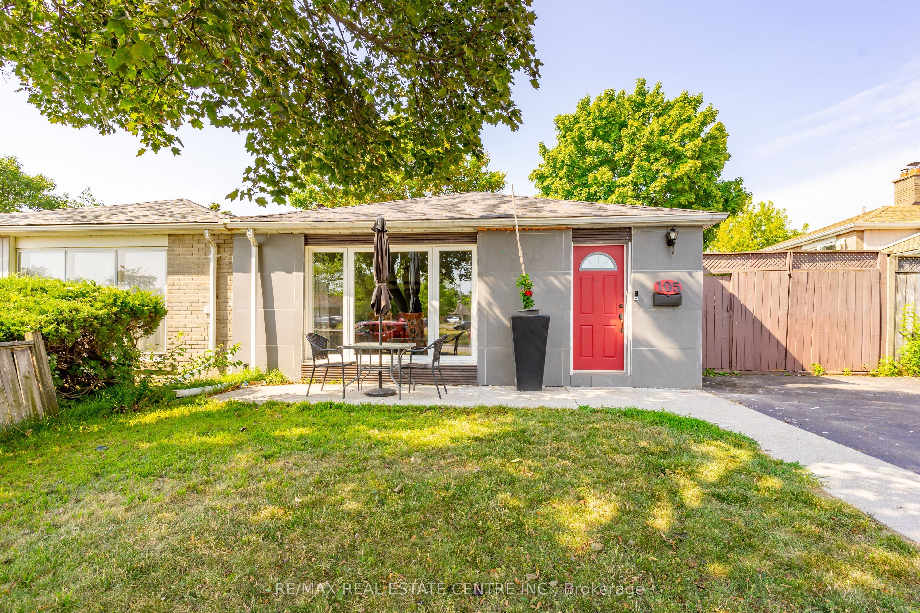 105 Aloma Cres Property Photo 1
