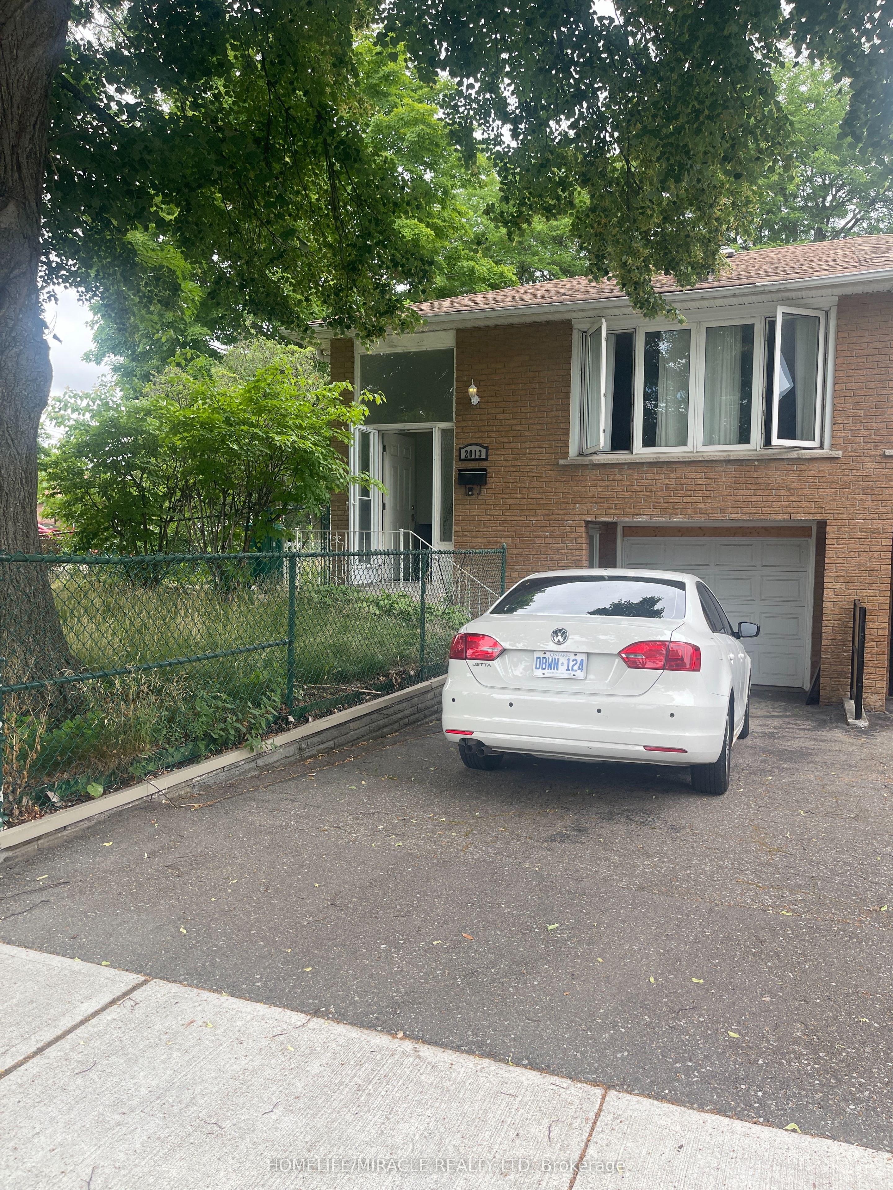 2013 Silverberry Crescent Property Photo 1