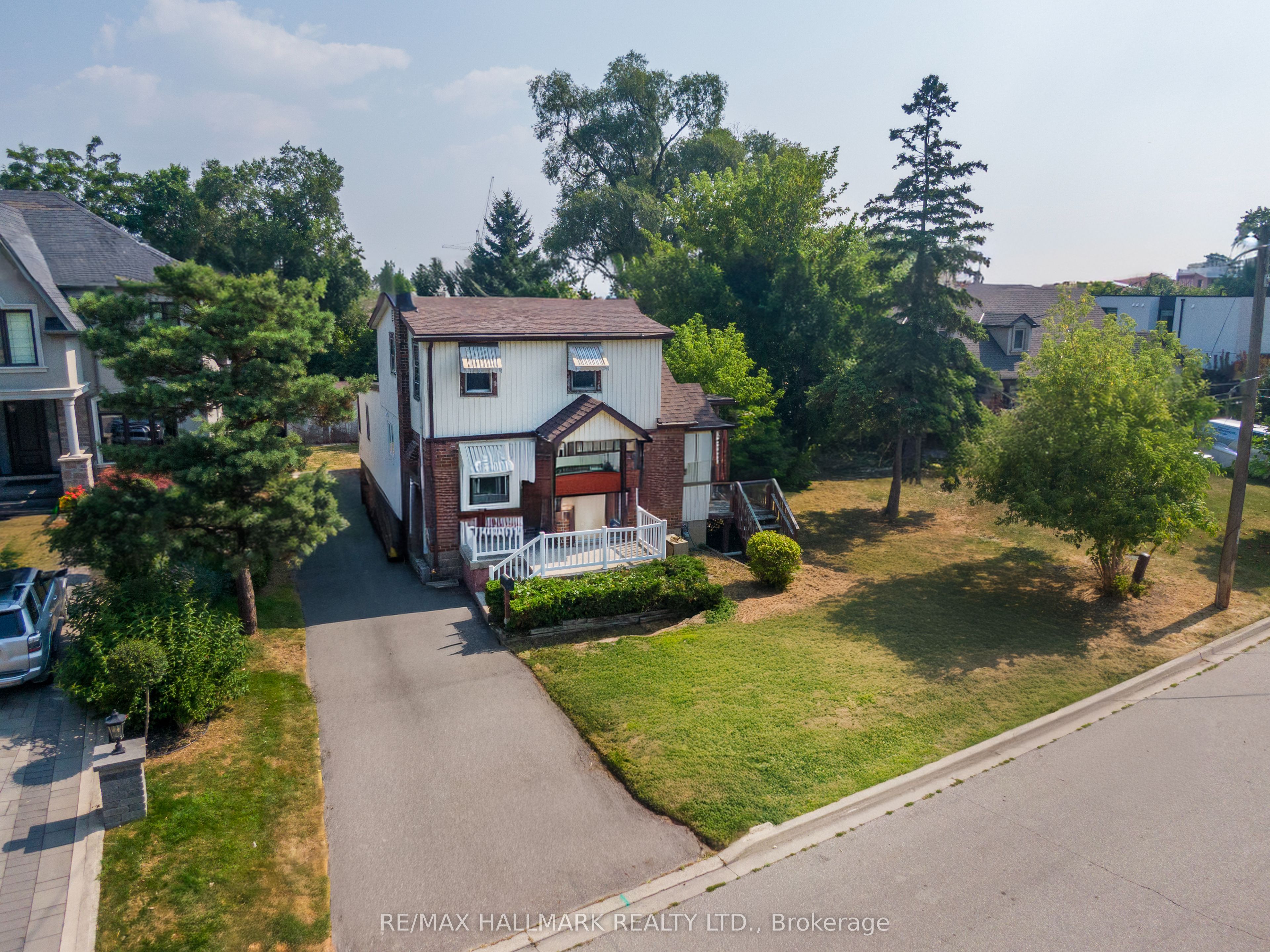 728 Montbeck Cres Property Photo 1