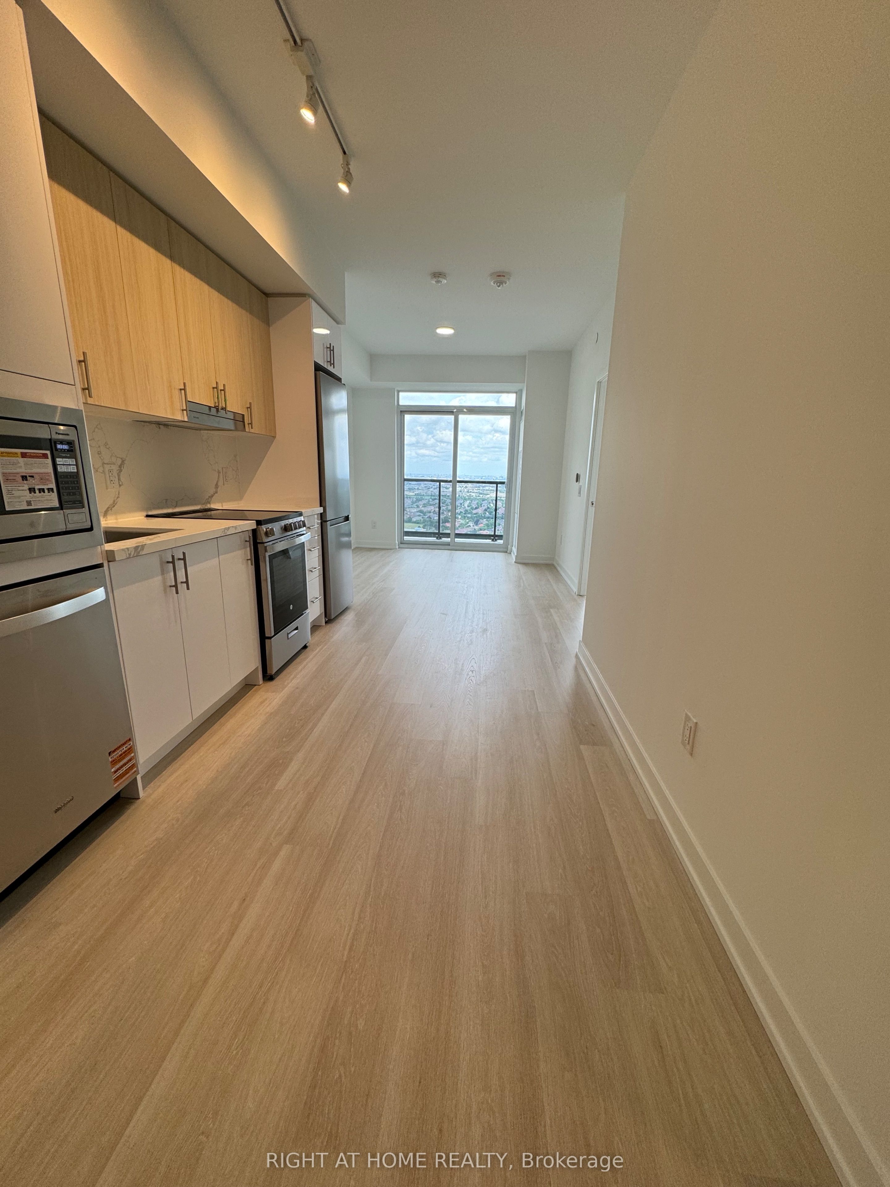 5105 Hurontario St Property Photo 1