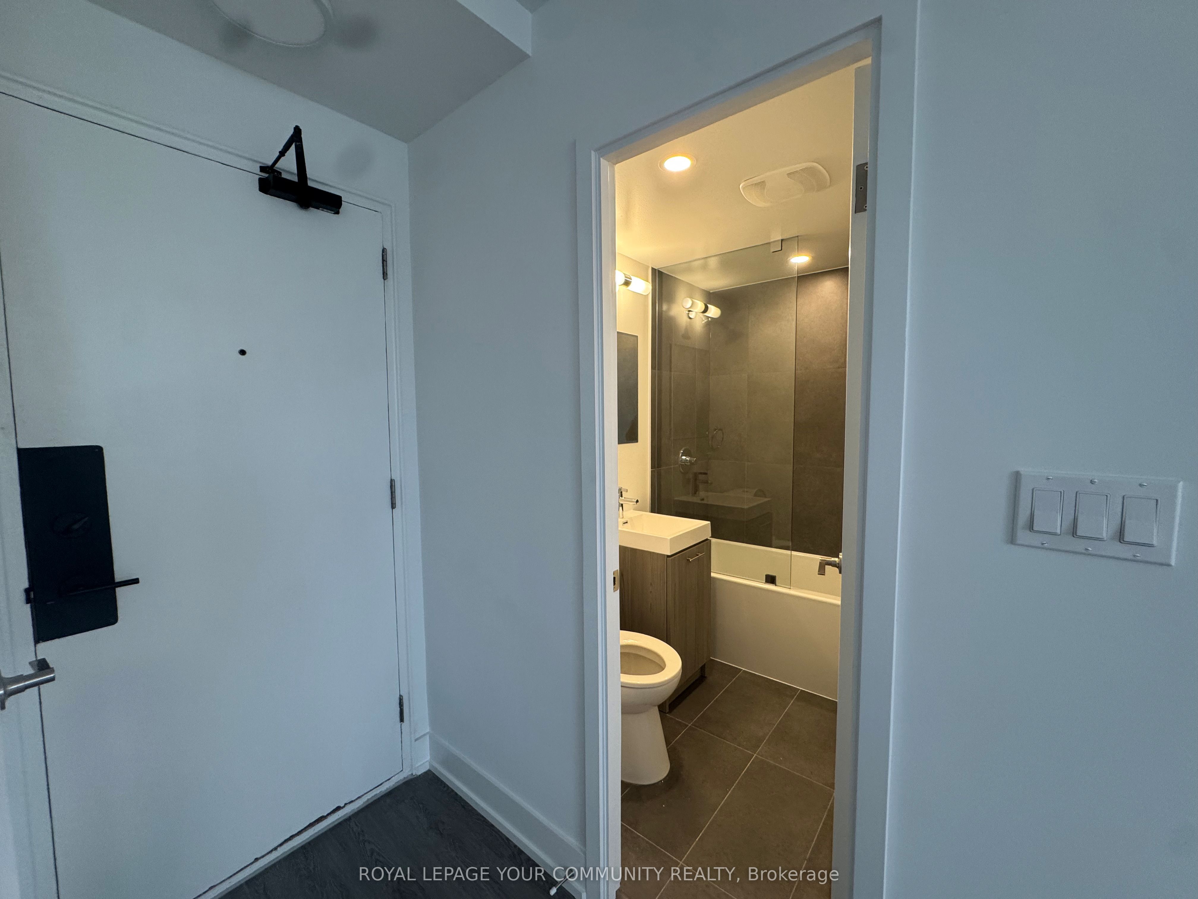 135 Tyndall Avenue 0505 Property Photo 7