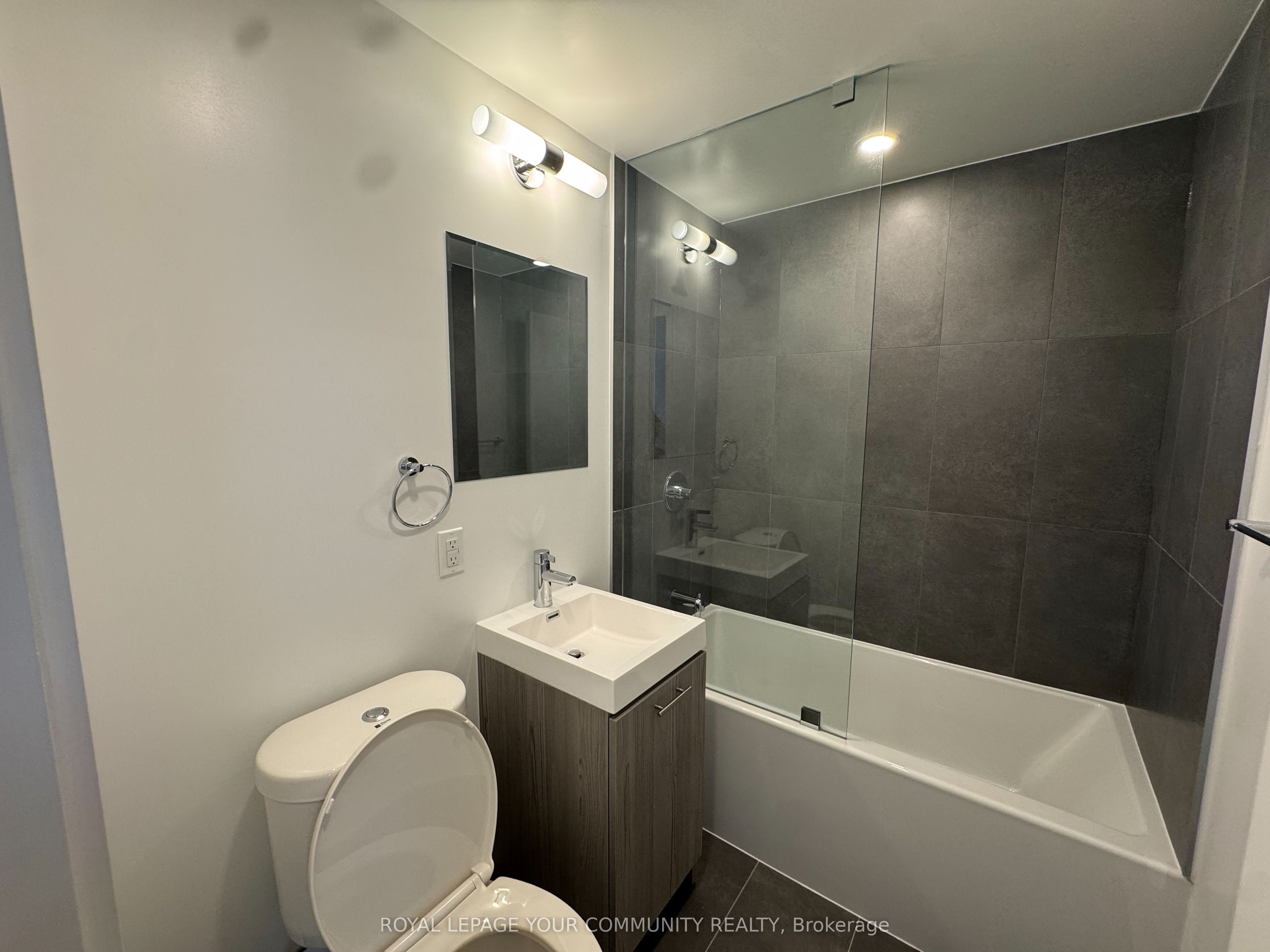 135 Tyndall Avenue 0505 Property Photo 8