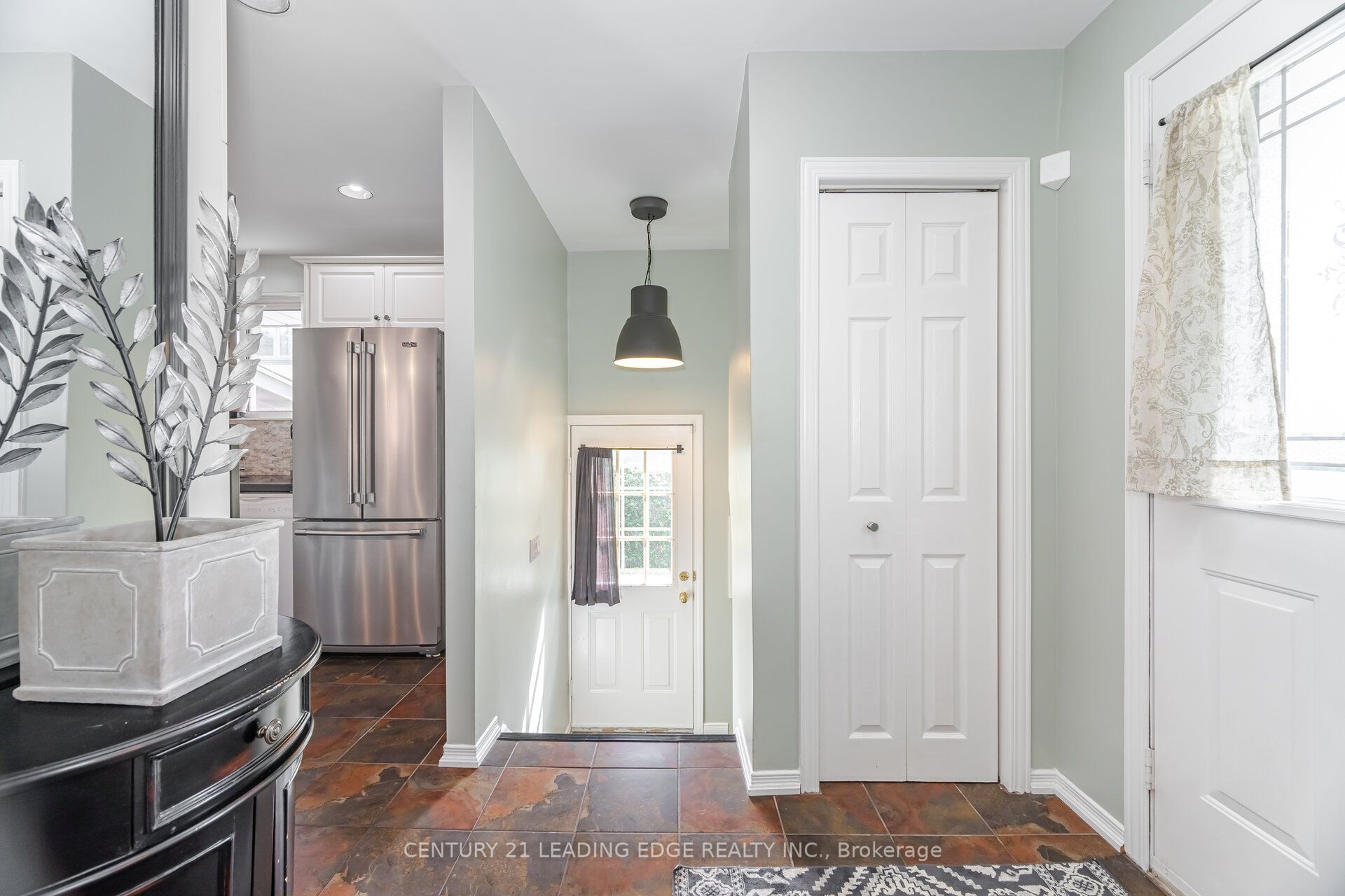 586 Curzon Avenue Property Photo 9