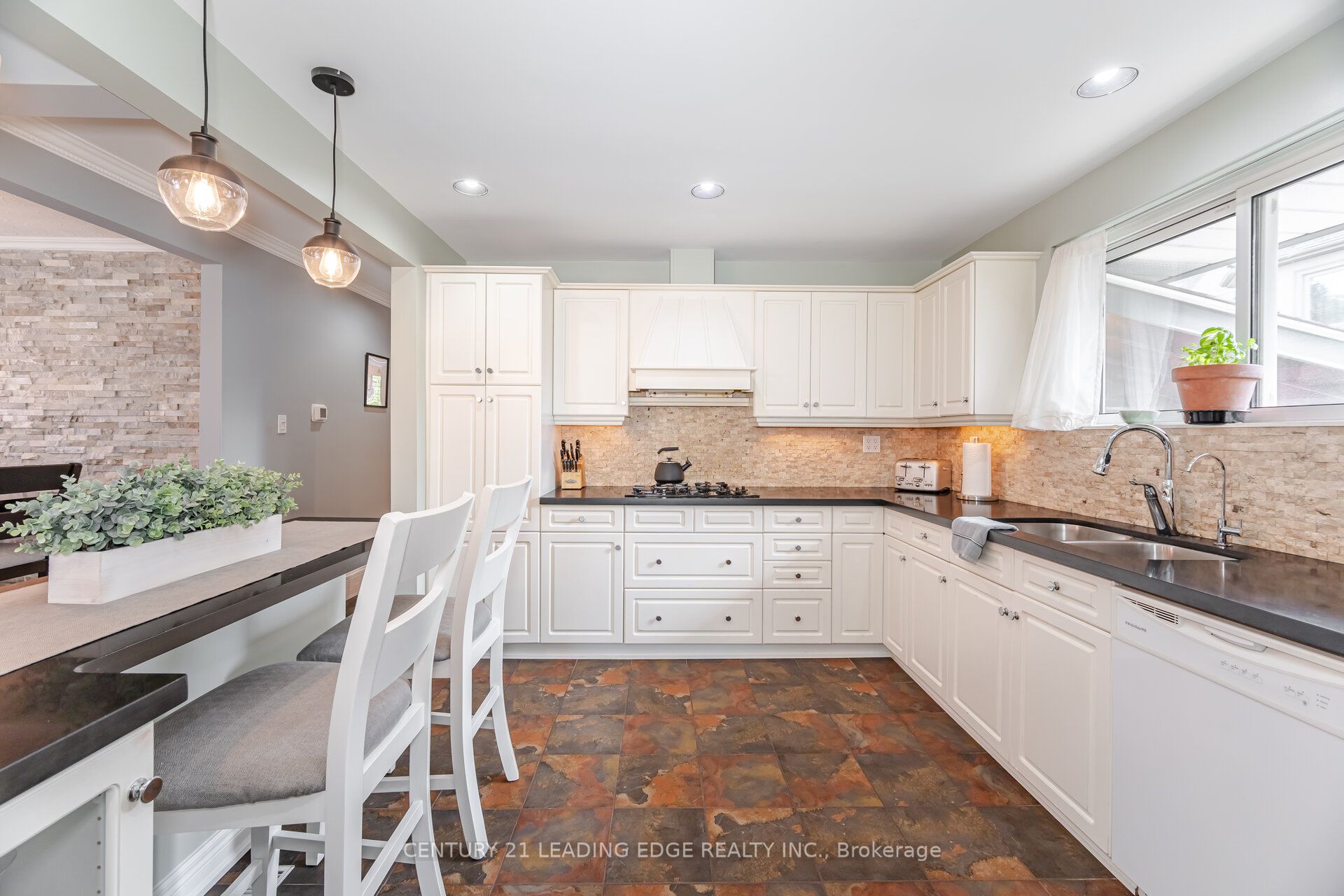 586 Curzon Avenue Property Photo 17