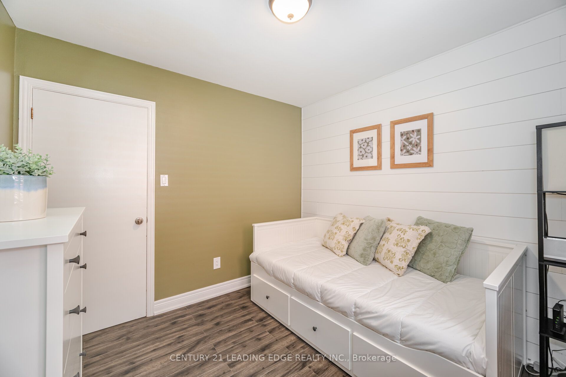 586 Curzon Avenue Property Photo 24