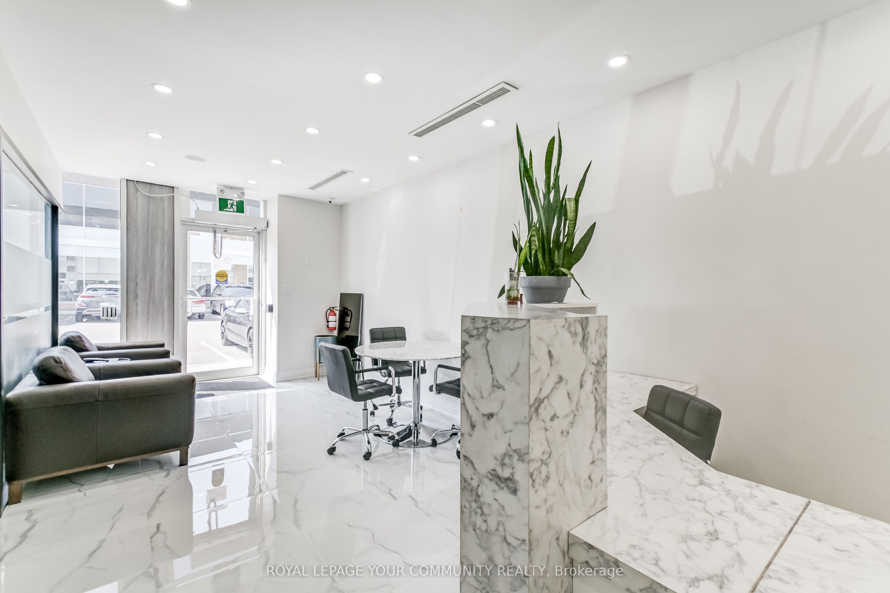 6-1185 Queensway N/a East Property Photo 4