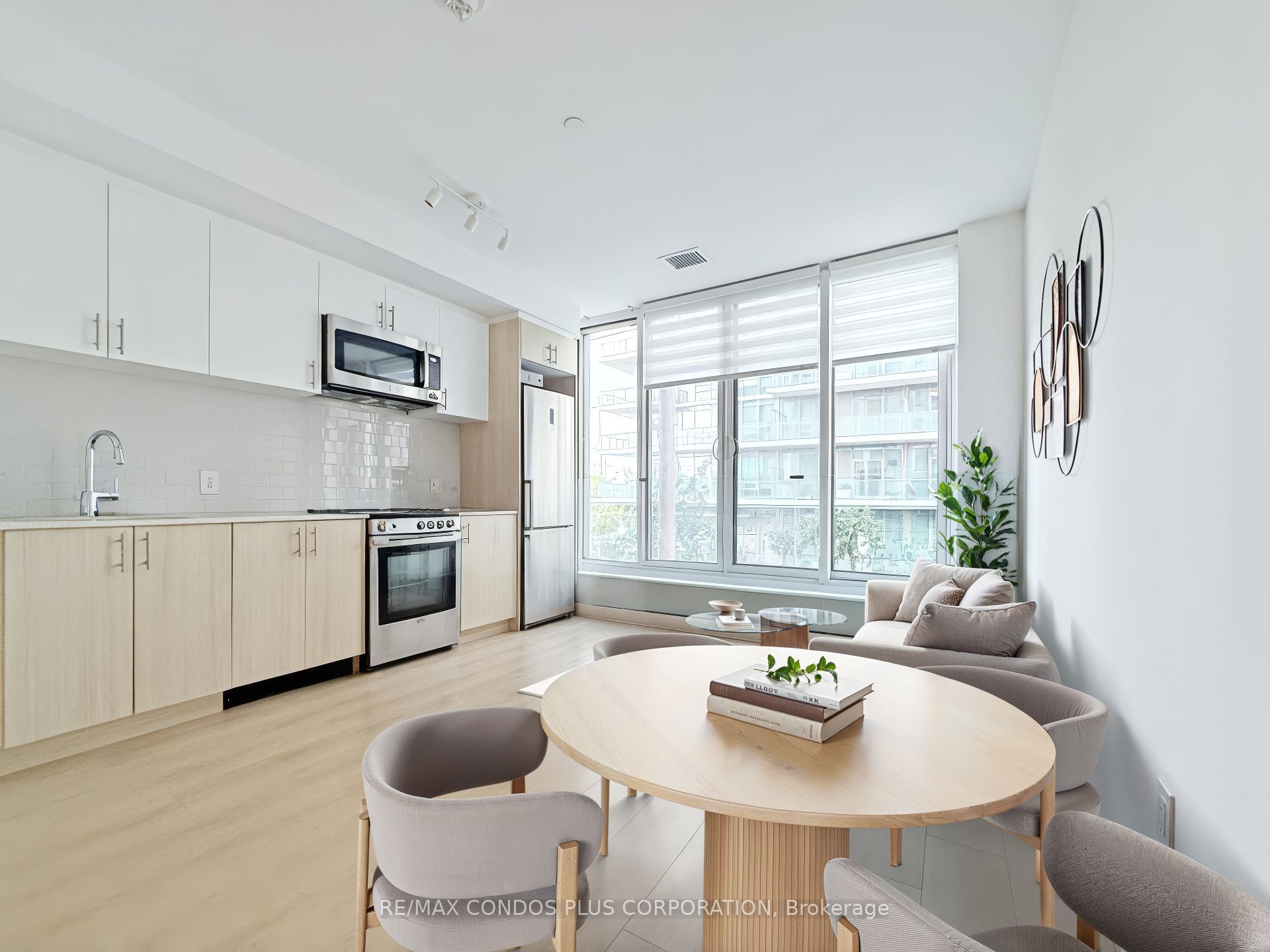 1195 The Queensway N/a M03 Property Photo 3