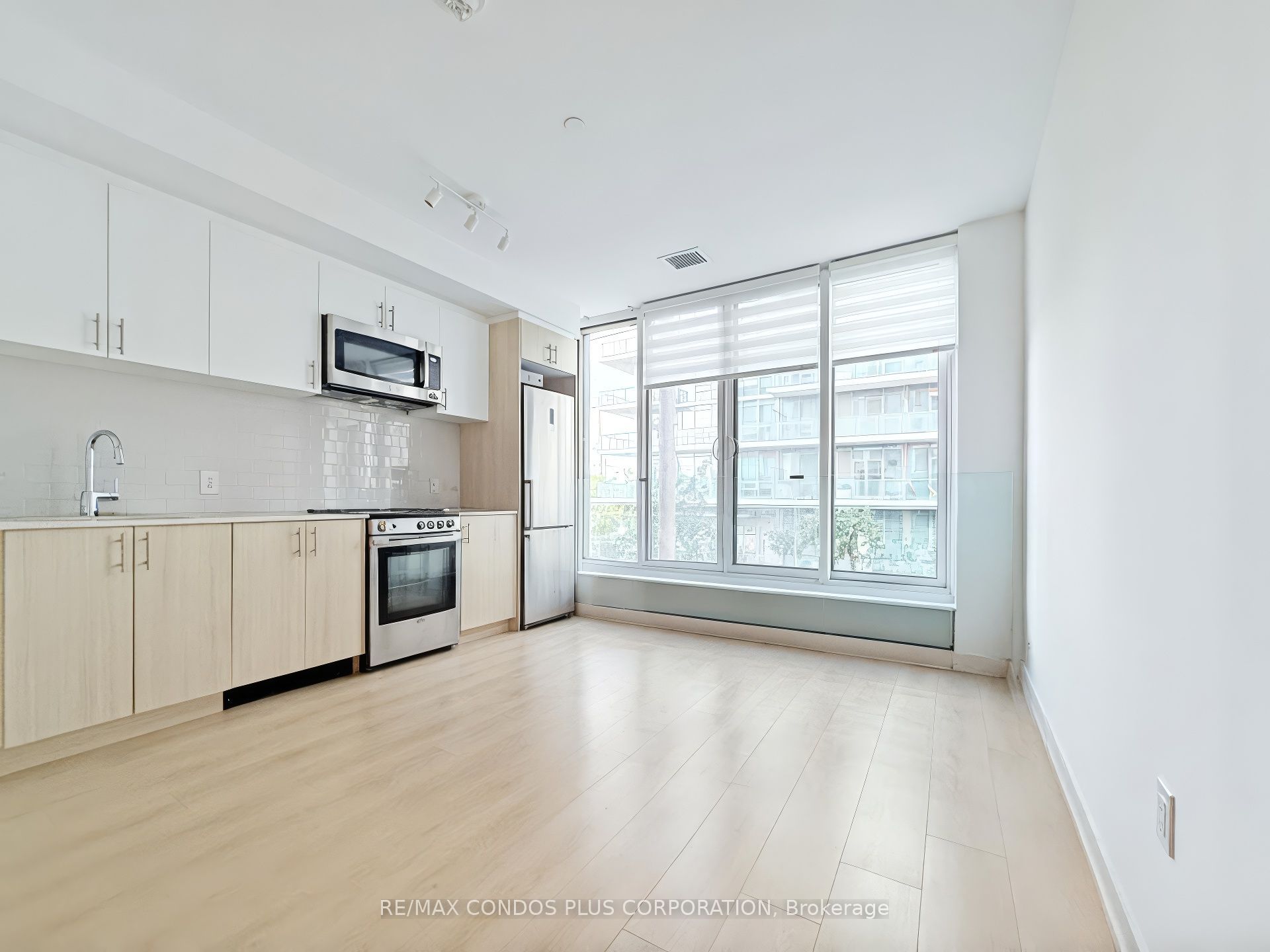 1195 The Queensway N/a M03 Property Photo 4