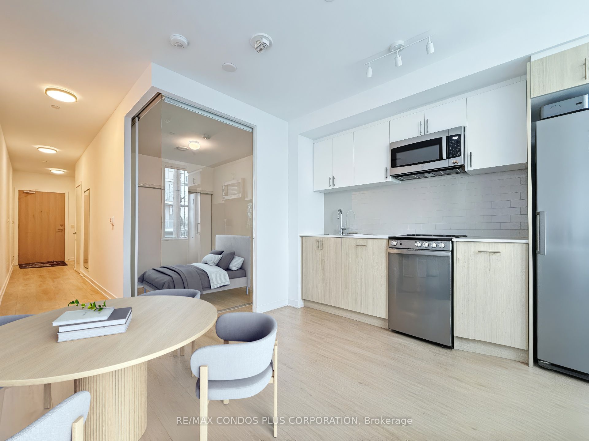 1195 The Queensway N/a M03 Property Photo 5