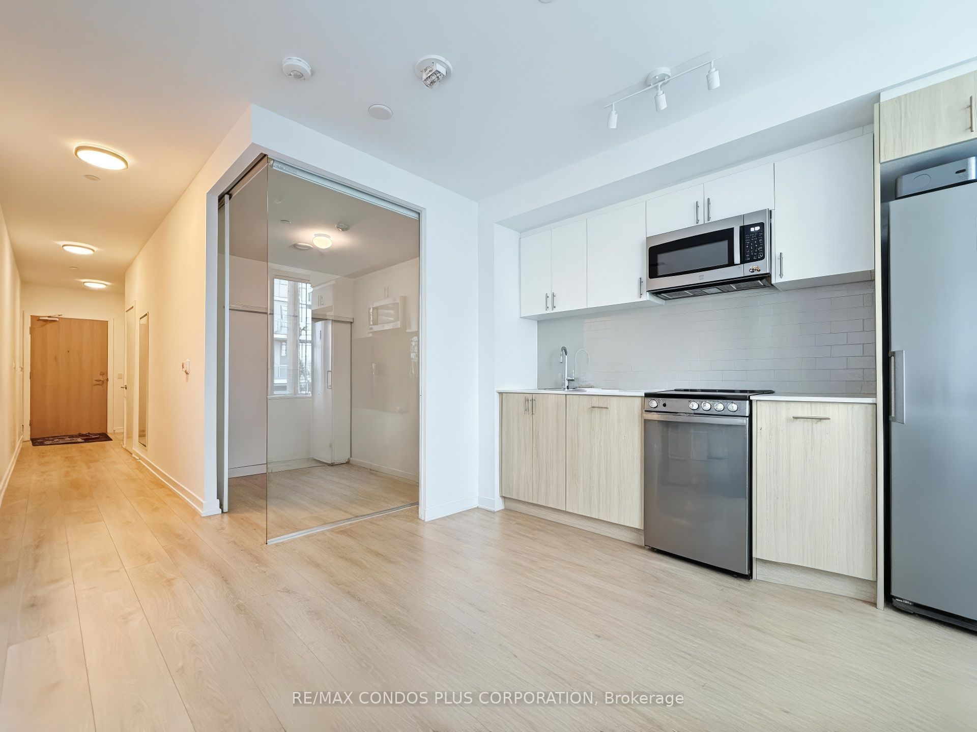 1195 The Queensway N/a M03 Property Photo 6