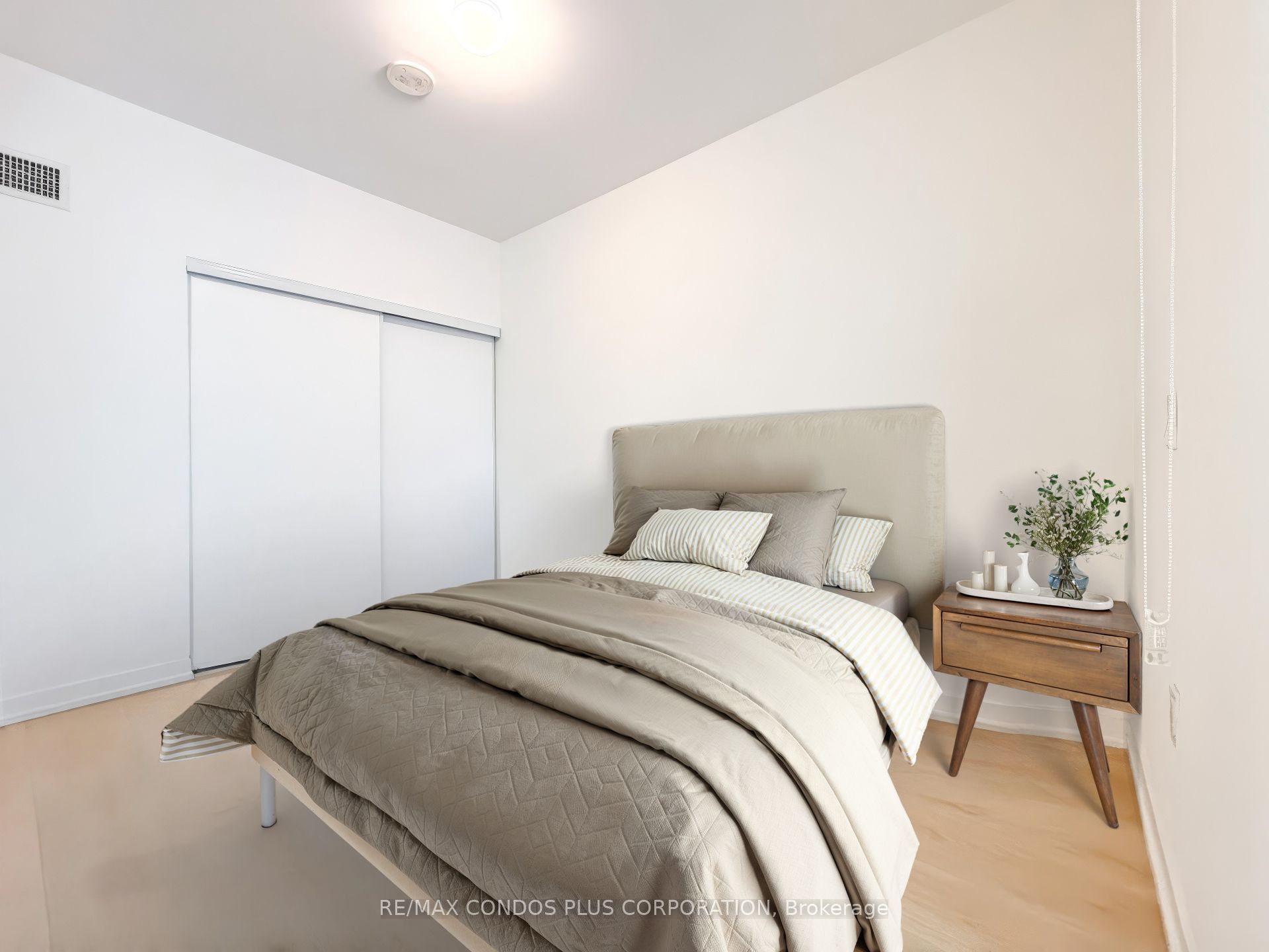 1195 The Queensway N/a M03 Property Photo 7