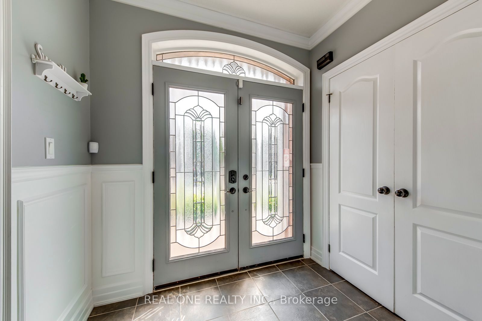 5803 Page Crescent Property Photo 3