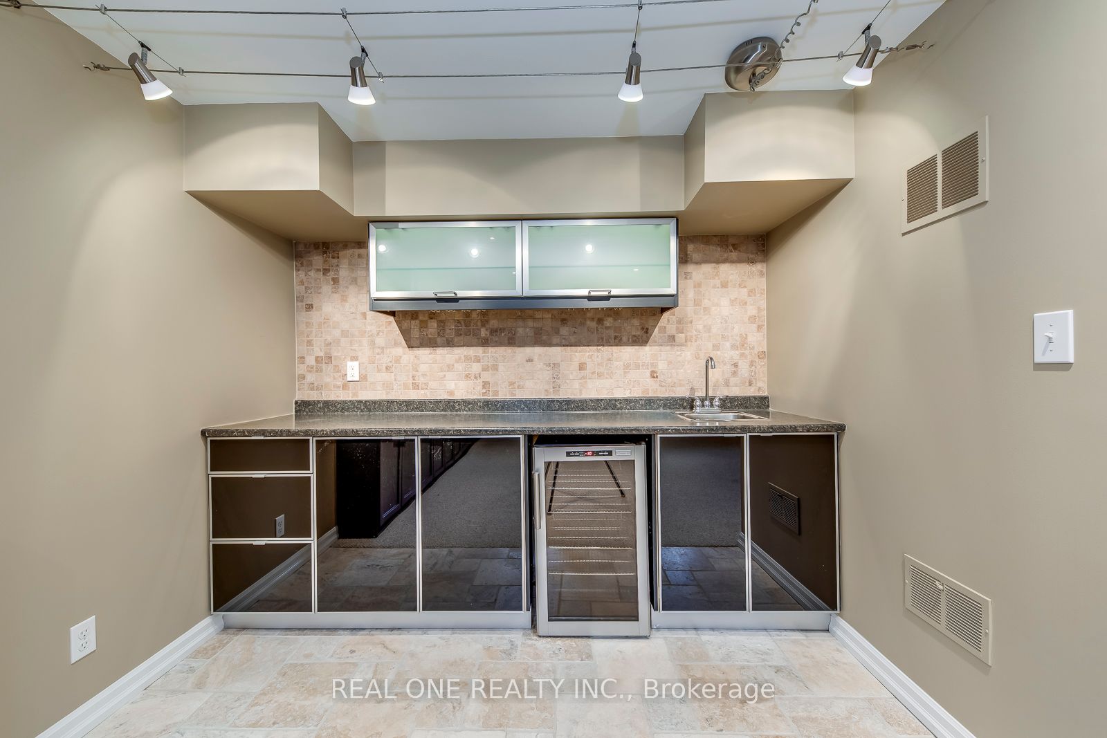 5803 Page Crescent Property Photo 36