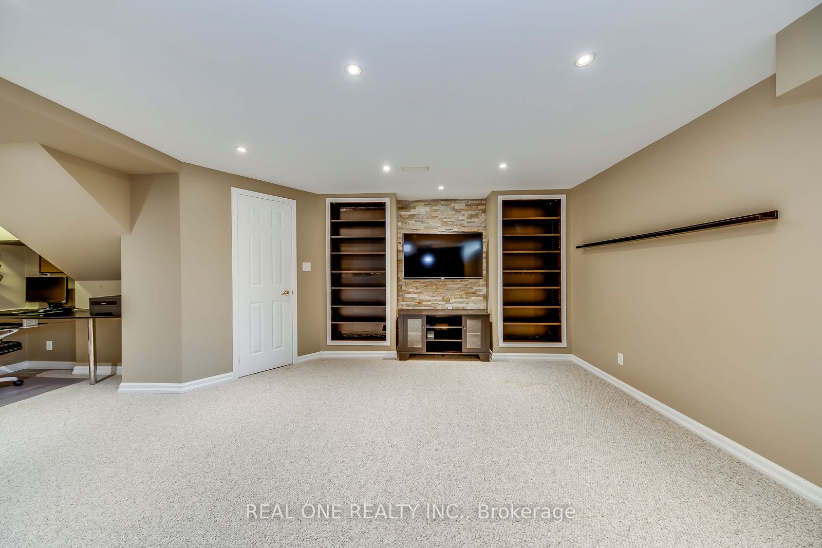 5803 Page Crescent Property Photo 38