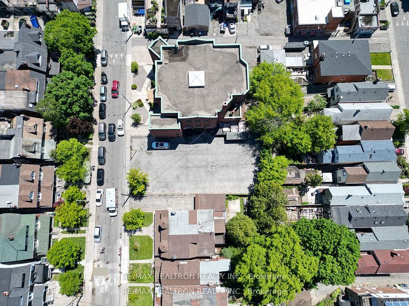 10-22 Pauline Avenue Property Photo 4