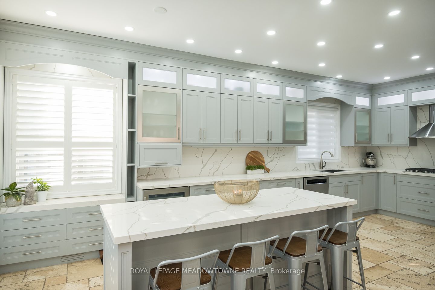 371 Alexander Crescent Property Photo 2