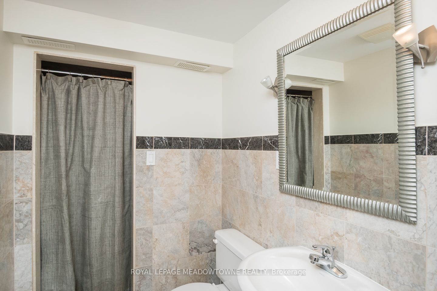 371 Alexander Crescent Property Photo 28