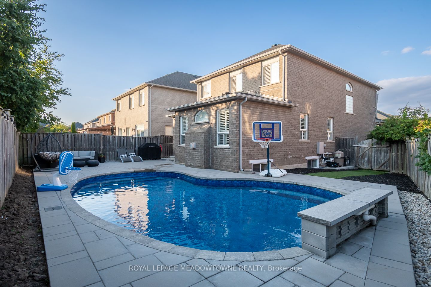 371 Alexander Crescent Property Photo 32