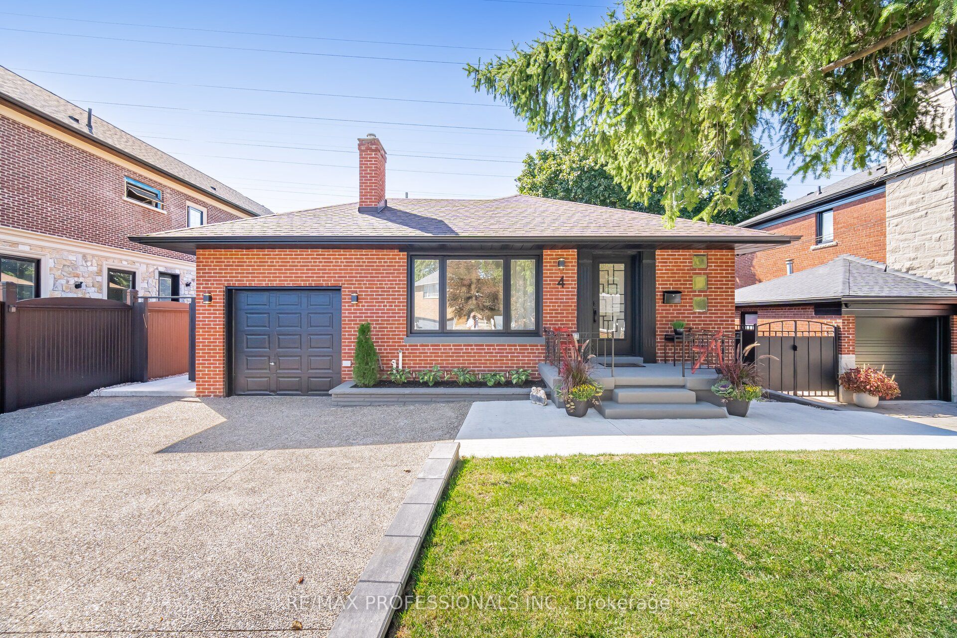 4 Lloyd Manor Road Property Photo 1