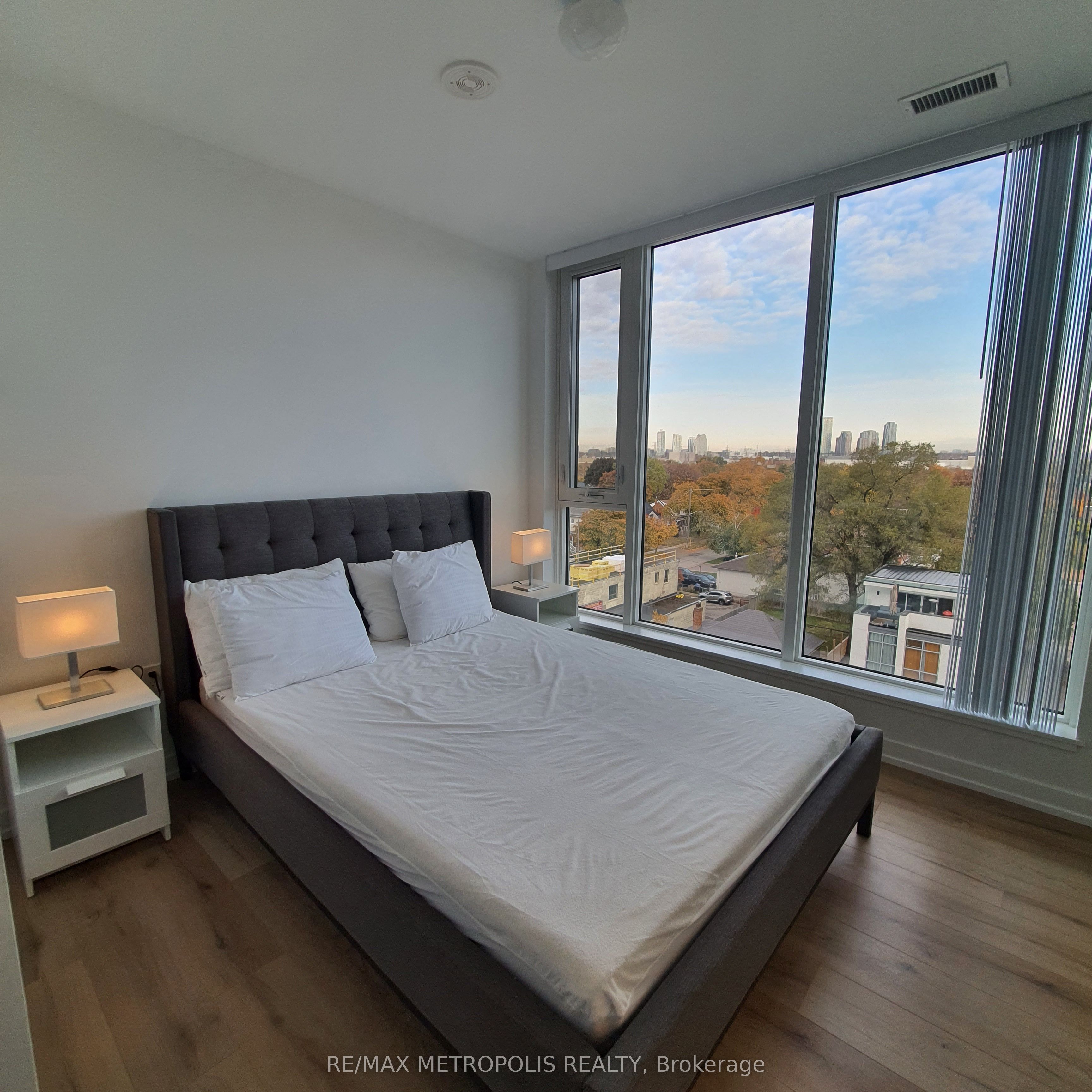 1195 The Queensway N/a 607 Property Photo 7